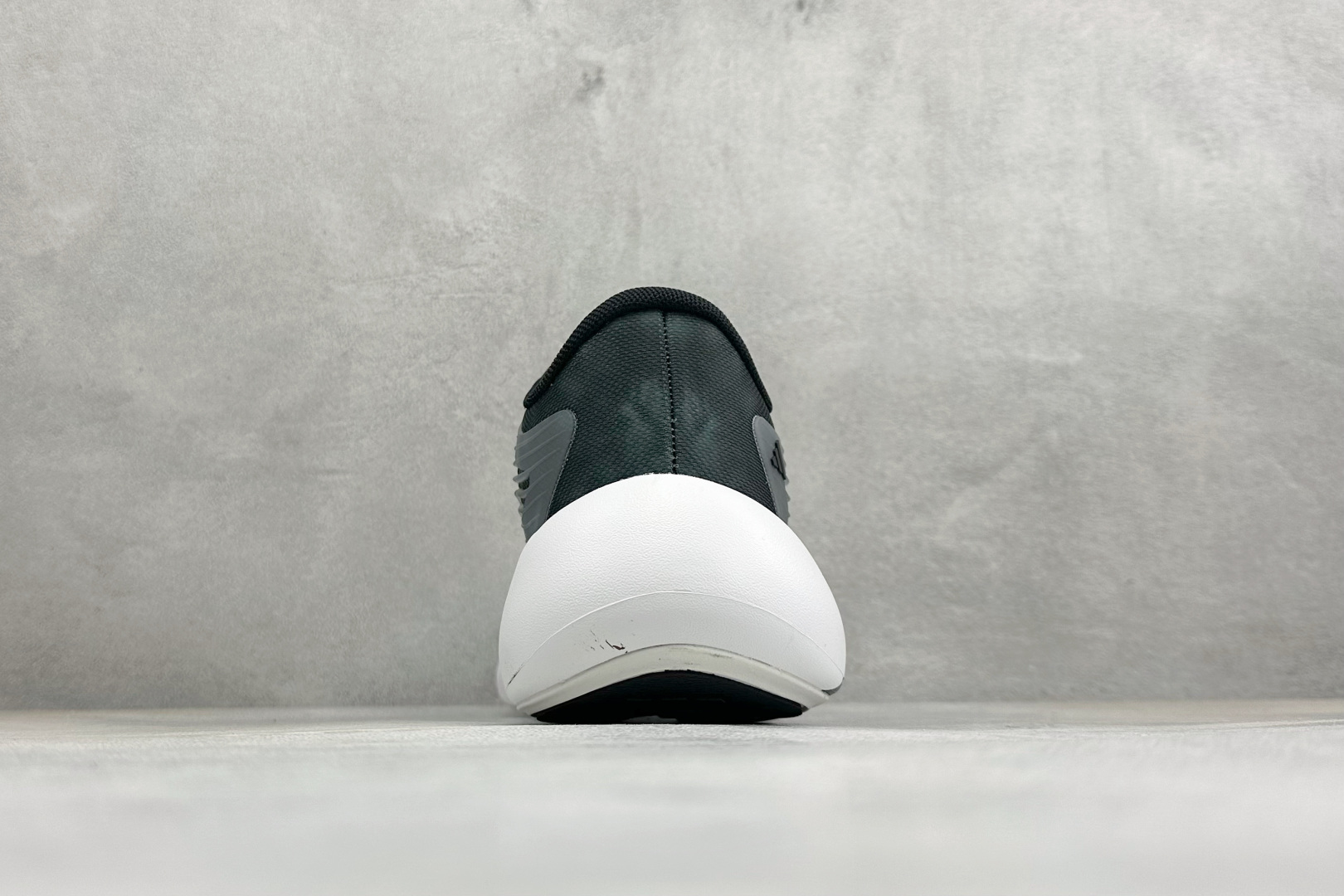 TF版ADIDAS 阿迪舒适百搭防滑耐磨 低帮休闲跑步鞋 中底配置方面搭载全掌Lightstrike Pro 鞋面采用透 TF版ADIDAS 阿迪舒适百搭防滑耐磨 低帮休闲跑步鞋 中底配置方面搭载全掌Lightstrike Pro 鞋面采用透