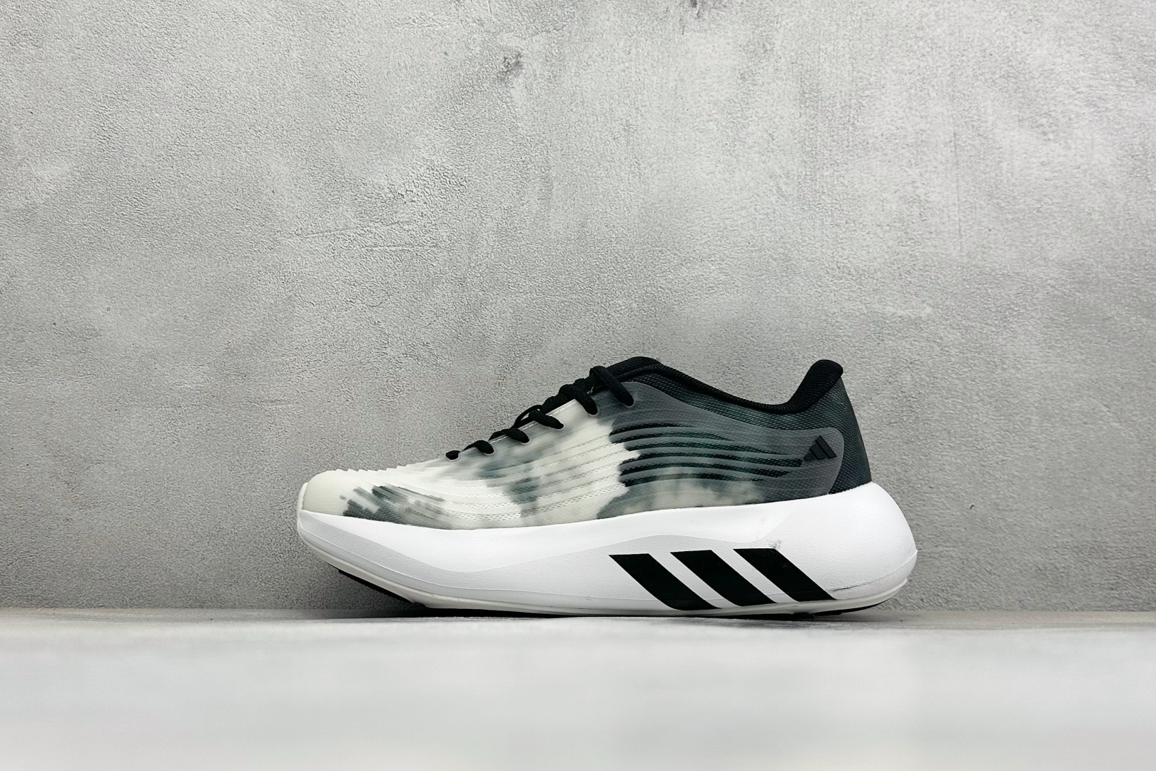 TF版ADIDAS 阿迪舒适百搭防滑耐磨 低帮休闲跑步鞋 中底配置方面搭载全掌Lightstrike Pro 鞋面采用透 TF版ADIDAS 阿迪舒适百搭防滑耐磨 低帮休闲跑步鞋 中底配置方面搭载全掌Lightstrike Pro 鞋面采用透