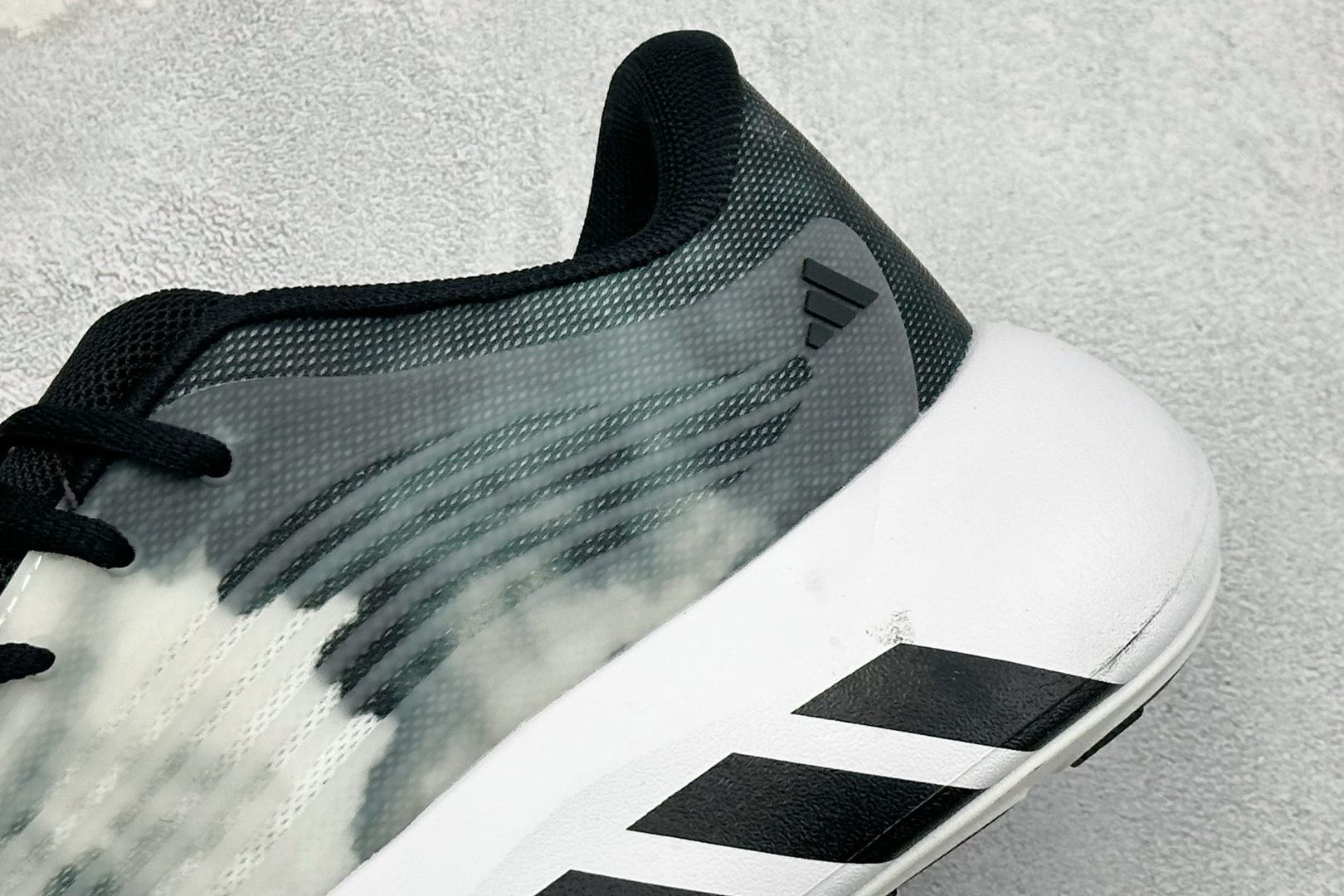 TF版ADIDAS 阿迪舒适百搭防滑耐磨 低帮休闲跑步鞋 中底配置方面搭载全掌Lightstrike Pro 鞋面采用透 TF版ADIDAS 阿迪舒适百搭防滑耐磨 低帮休闲跑步鞋 中底配置方面搭载全掌Lightstrike Pro 鞋面采用透
