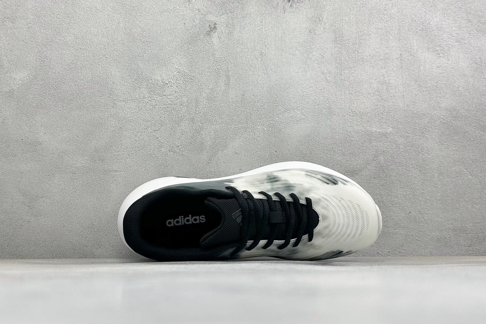 TF版ADIDAS 阿迪舒适百搭防滑耐磨 低帮休闲跑步鞋 中底配置方面搭载全掌Lightstrike Pro 鞋面采用透 TF版ADIDAS 阿迪舒适百搭防滑耐磨 低帮休闲跑步鞋 中底配置方面搭载全掌Lightstrike Pro 鞋面采用透
