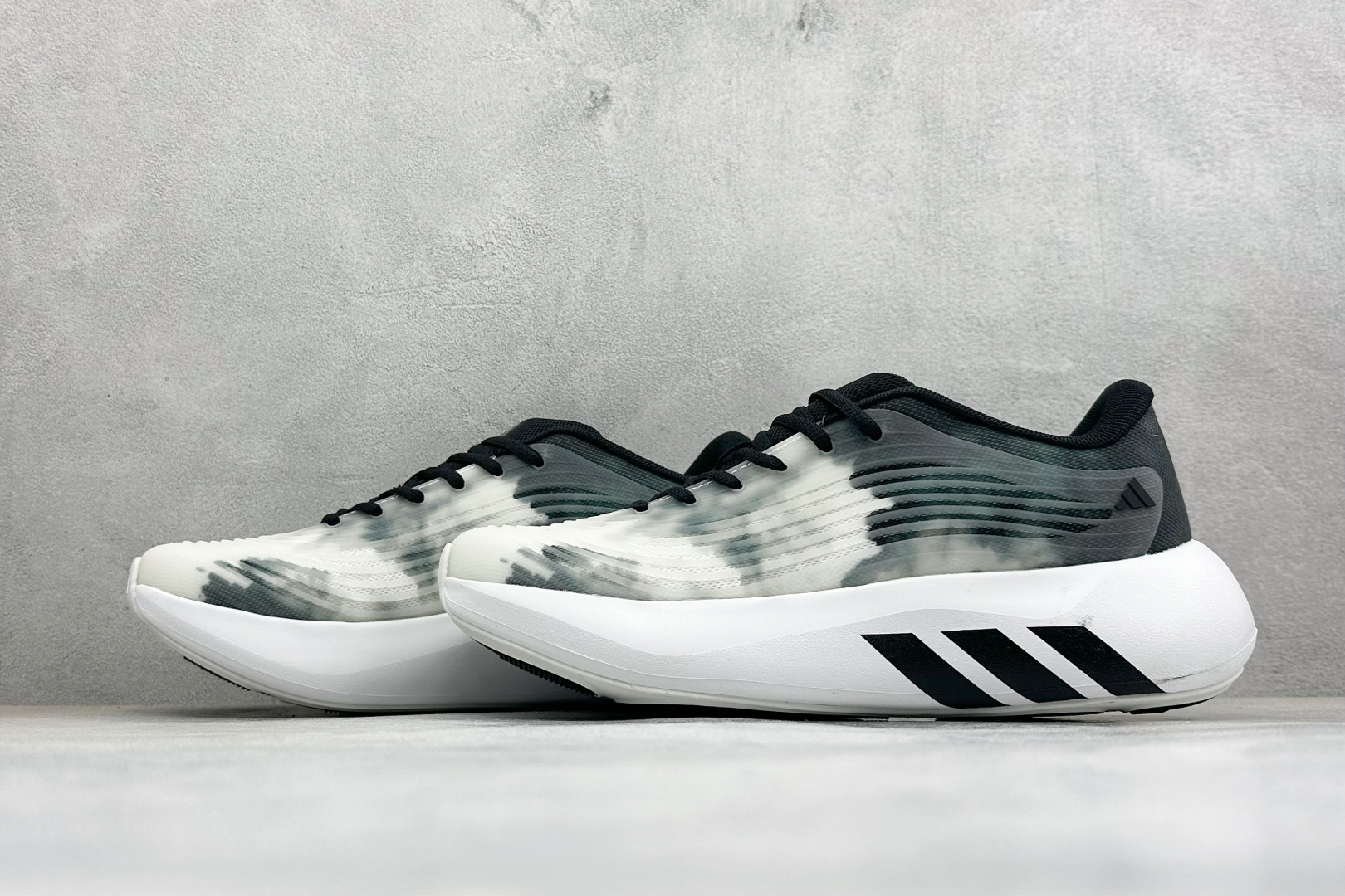 TF版ADIDAS 阿迪舒适百搭防滑耐磨 低帮休闲跑步鞋 中底配置方面搭载全掌Lightstrike Pro 鞋面采用透 TF版ADIDAS 阿迪舒适百搭防滑耐磨 低帮休闲跑步鞋 中底配置方面搭载全掌Lightstrike Pro 鞋面采用透
