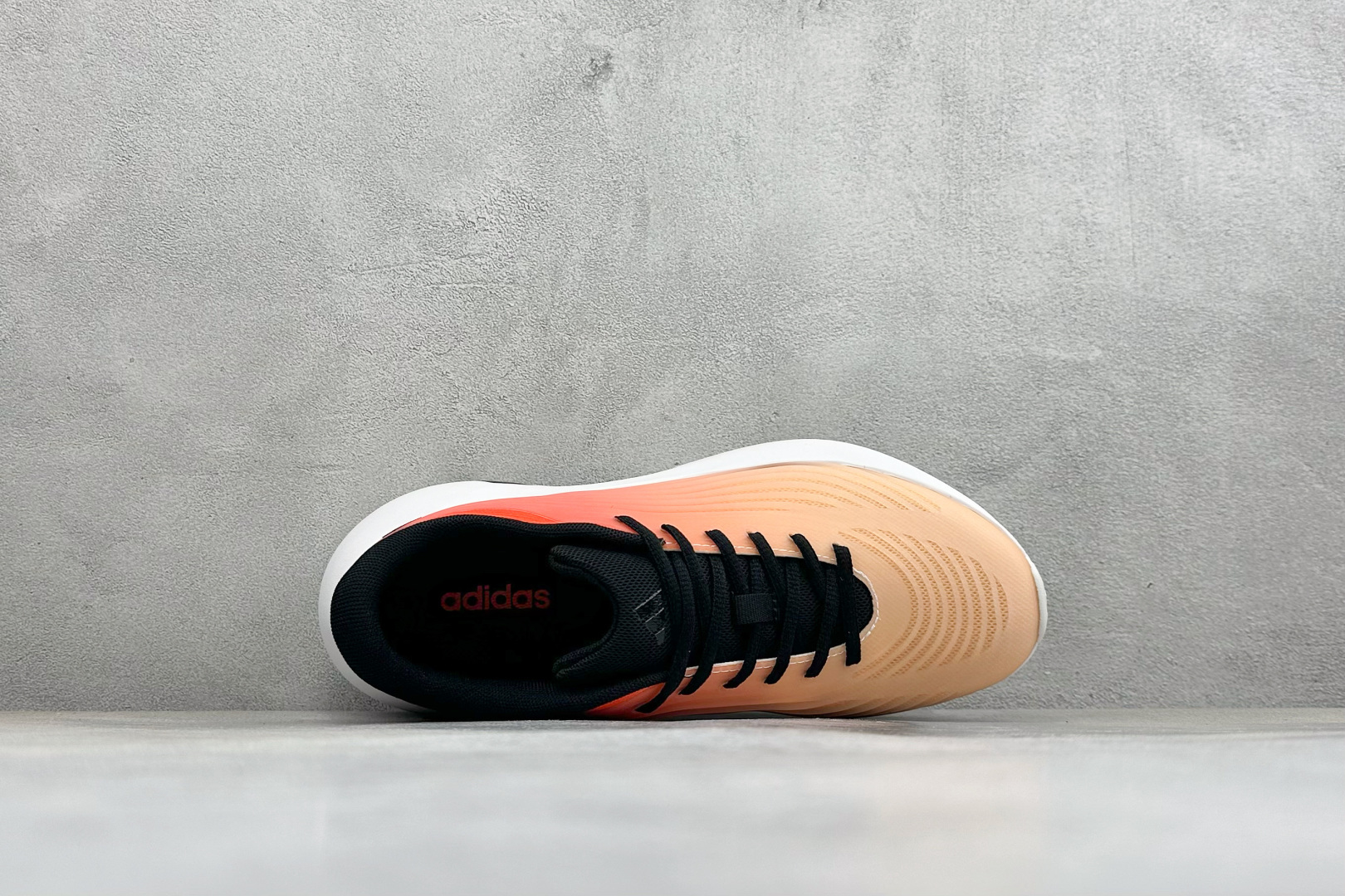 TF版ADIDAS 阿迪舒适百搭防滑耐磨 低帮休闲跑步鞋 中底配置方面搭载全掌Lightstrike Pro 鞋面采用透