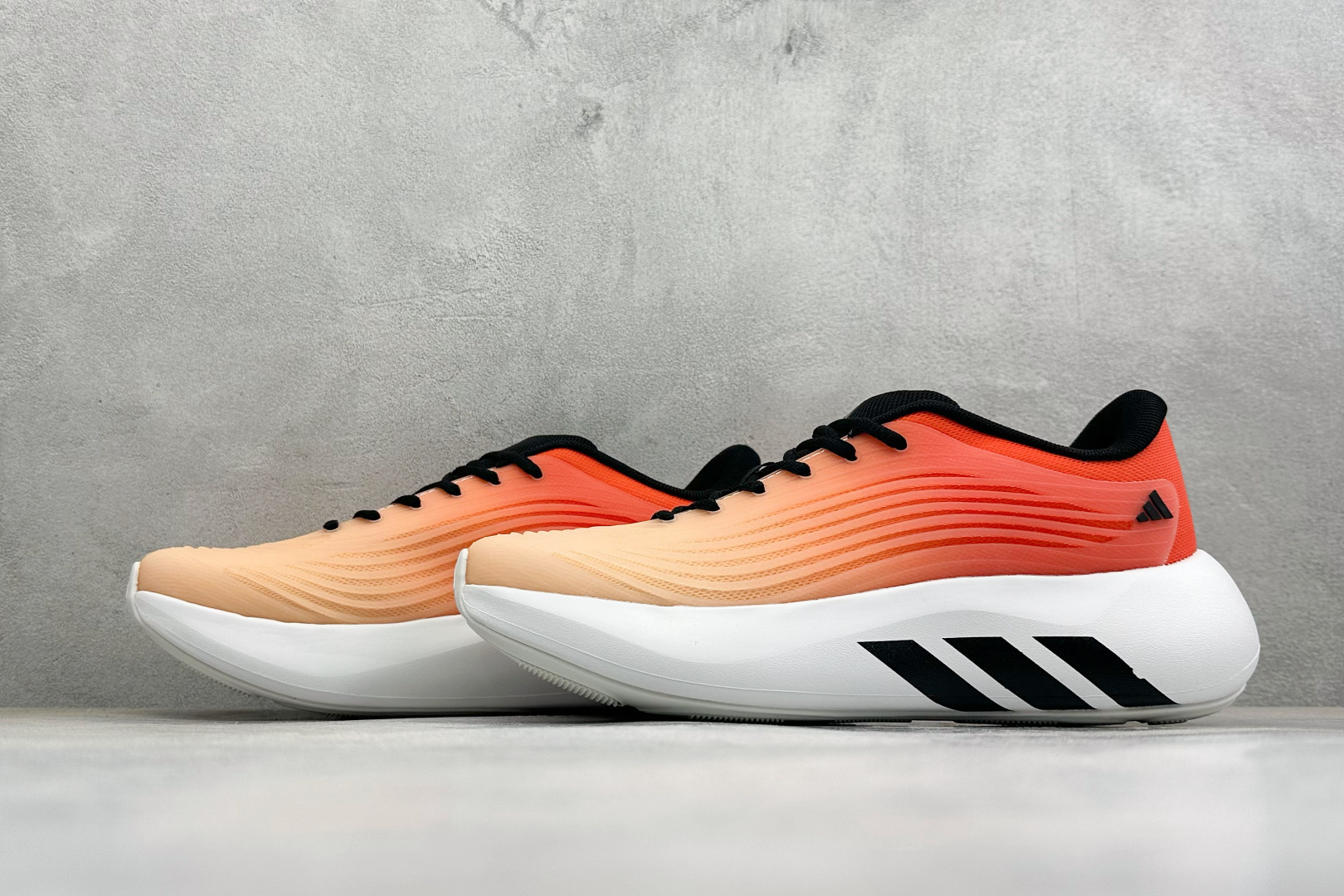 TF版ADIDAS 阿迪舒适百搭防滑耐磨 低帮休闲跑步鞋 中底配置方面搭载全掌Lightstrike Pro 鞋面采用透