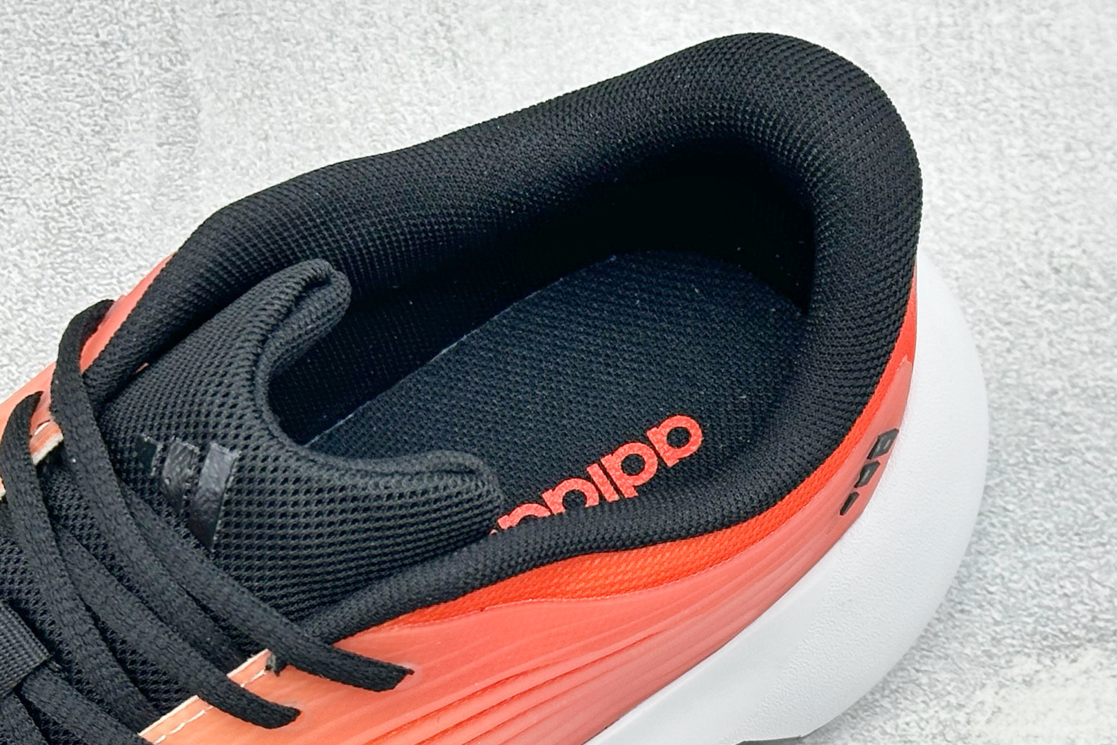 TF版ADIDAS 阿迪舒适百搭防滑耐磨 低帮休闲跑步鞋 中底配置方面搭载全掌Lightstrike Pro 鞋面采用透