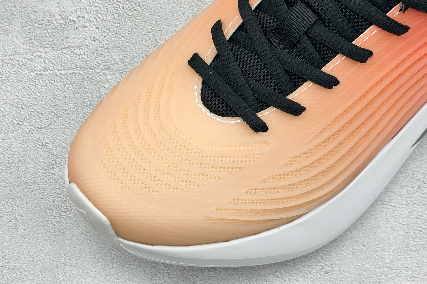 TF版ADIDAS 阿迪舒适百搭防滑耐磨 低帮休闲跑步鞋 中底配置方面搭载全掌Lightstrike Pro 鞋面采用透