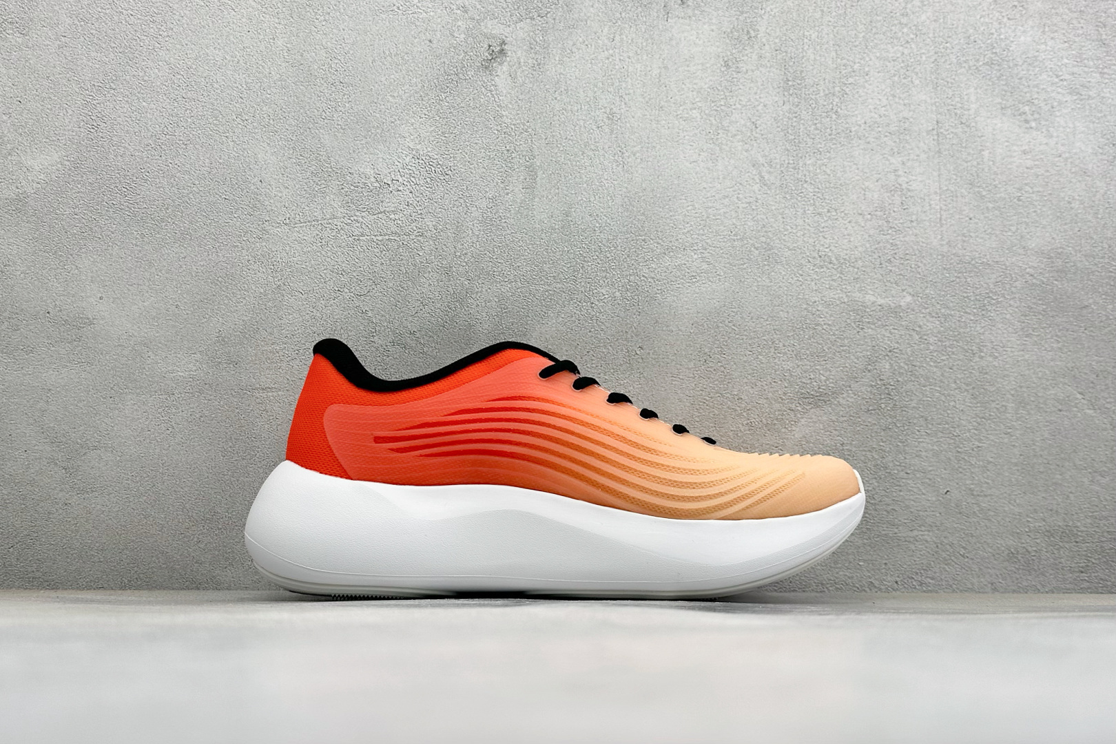 TF版ADIDAS 阿迪舒适百搭防滑耐磨 低帮休闲跑步鞋 中底配置方面搭载全掌Lightstrike Pro 鞋面采用透