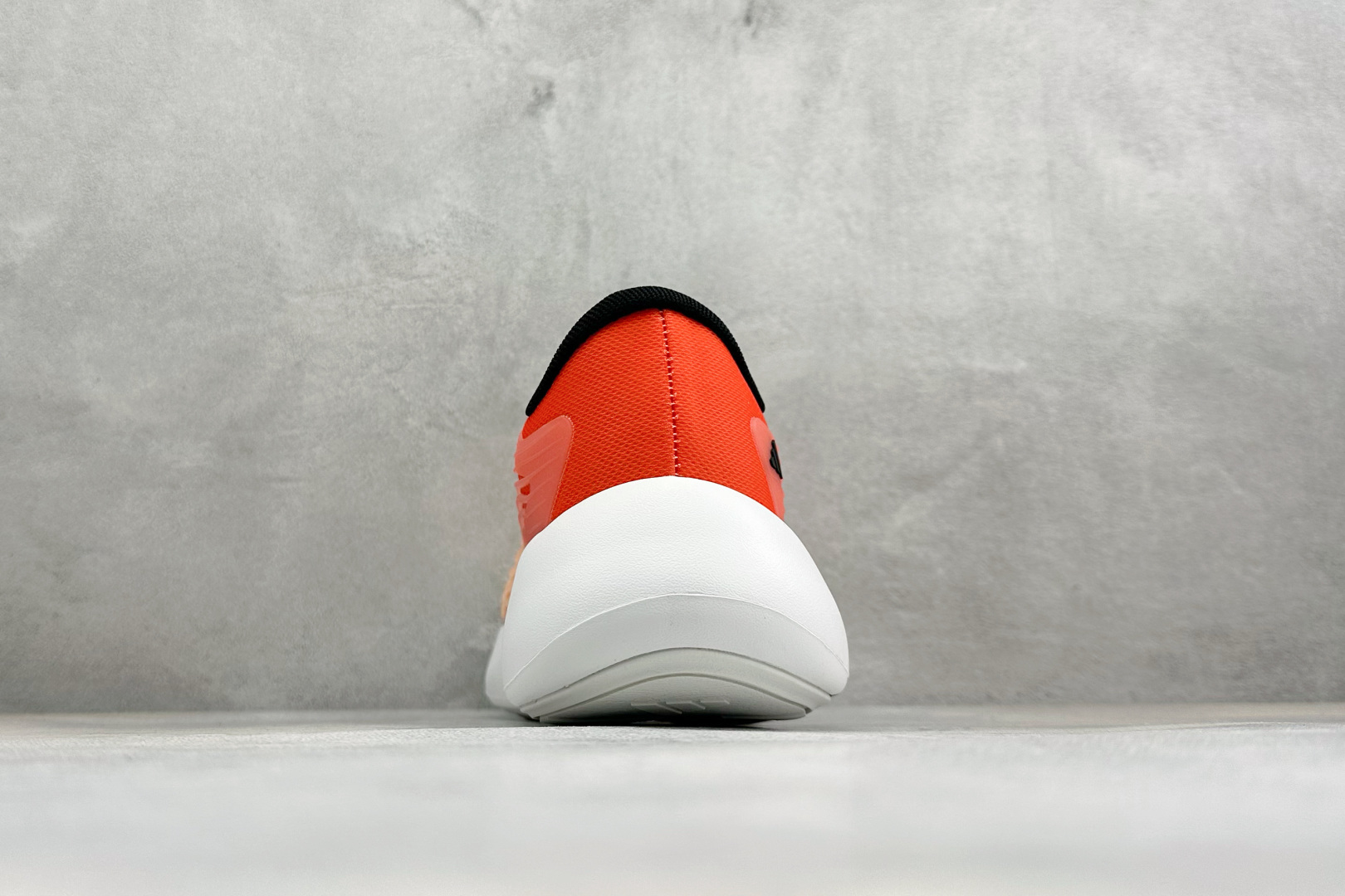 TF版ADIDAS 阿迪舒适百搭防滑耐磨 低帮休闲跑步鞋 中底配置方面搭载全掌Lightstrike Pro 鞋面采用透