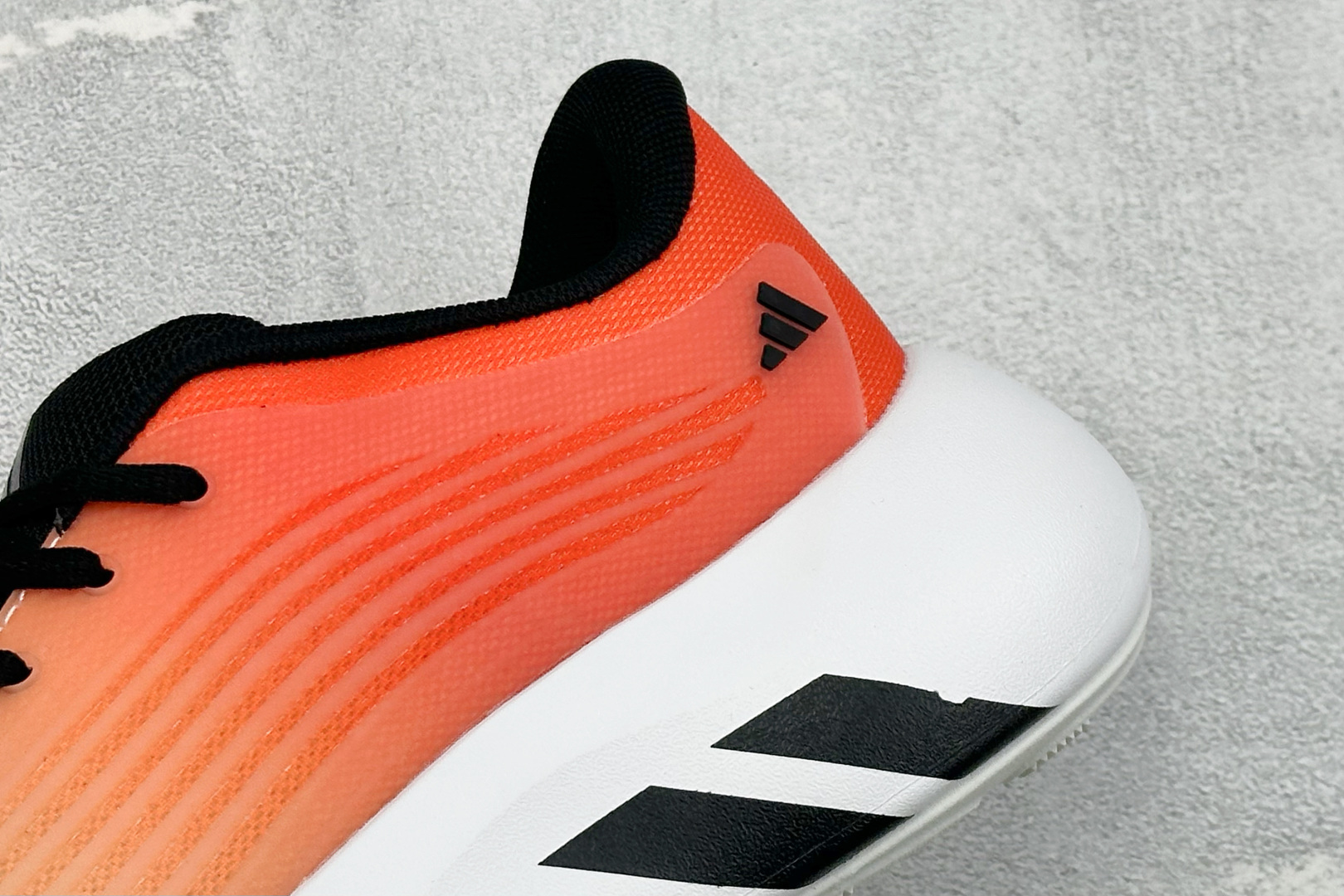 TF版ADIDAS 阿迪舒适百搭防滑耐磨 低帮休闲跑步鞋 中底配置方面搭载全掌Lightstrike Pro 鞋面采用透
