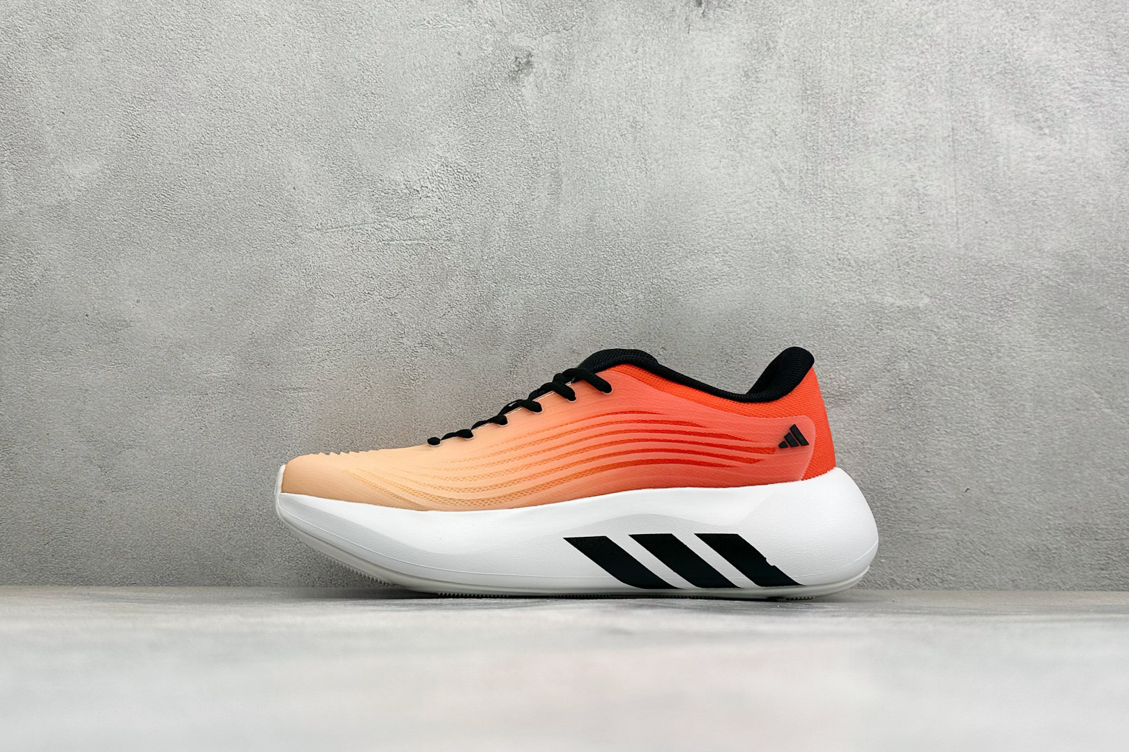 TF版ADIDAS 阿迪舒适百搭防滑耐磨 低帮休闲跑步鞋 中底配置方面搭载全掌Lightstrike Pro 鞋面采用透