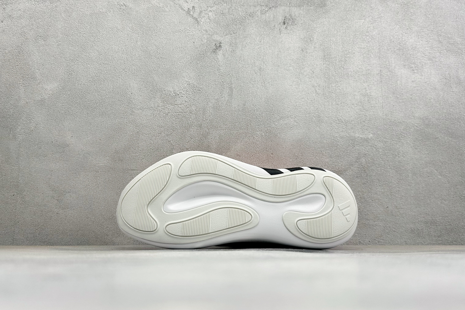 TF版ADIDAS 阿迪舒适百搭防滑耐磨 低帮休闲跑步鞋 中底配置方面搭载全掌Lightstrike Pro 鞋面采用透