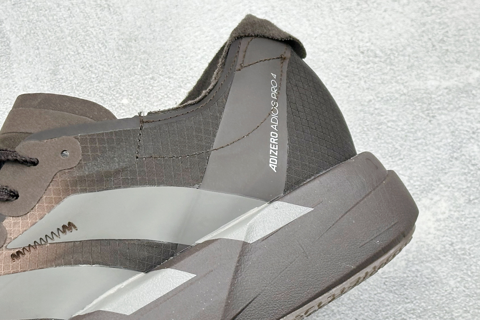 TY版ADIZERO ADIOS PRO 4 M 阿迪超轻透气缓震跑鞋 整体外观造型与adiZero Adios Pr TY版ADIZERO ADIOS PRO 4 M 阿迪超轻透气缓震跑鞋 整体外观造型与adiZero Adios Pr