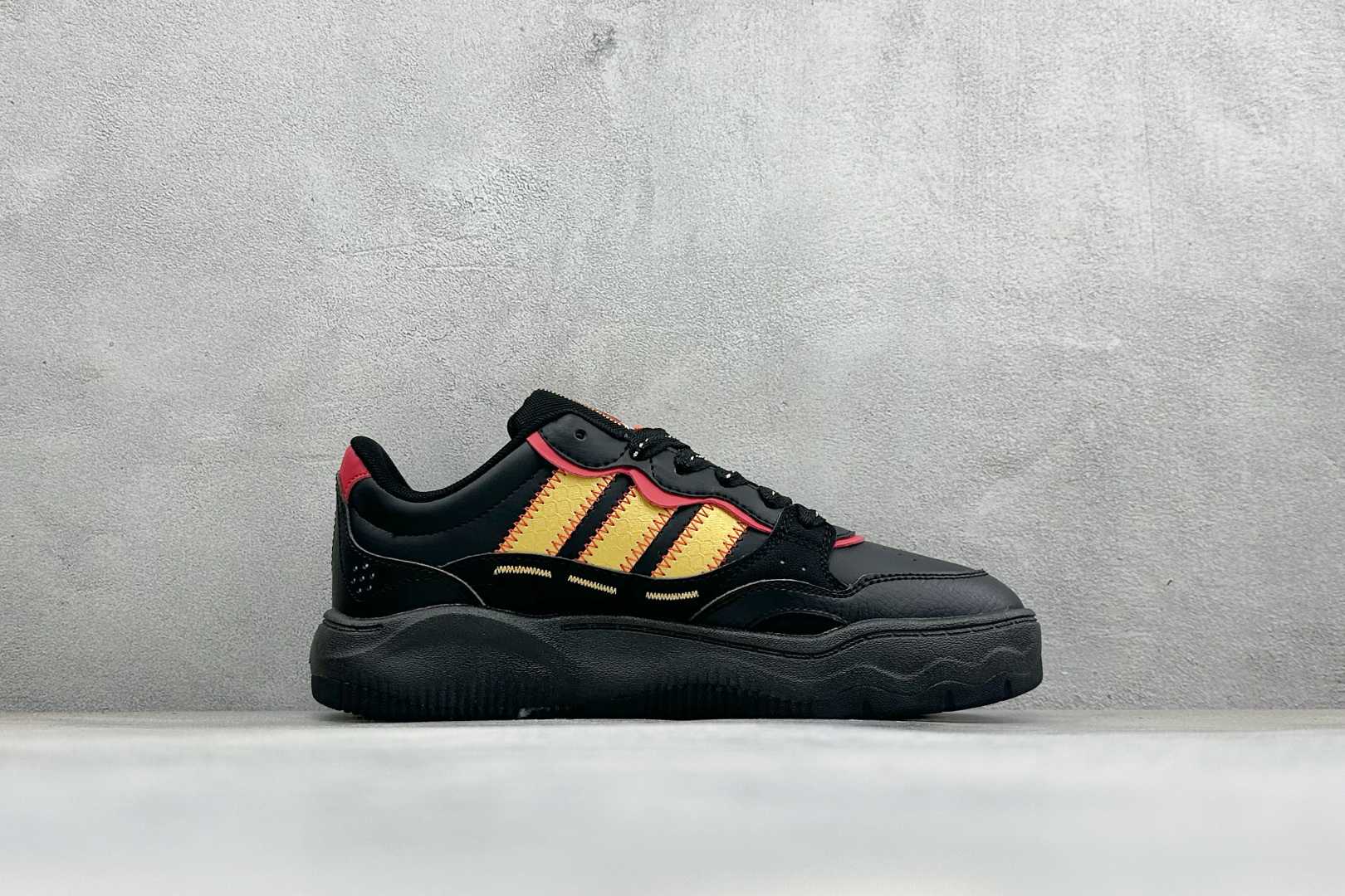 Adidas LITE SHUFFLE 复合材质 舒适贴合系带休闲板鞋 货号：KI1858 尺码：36-45 