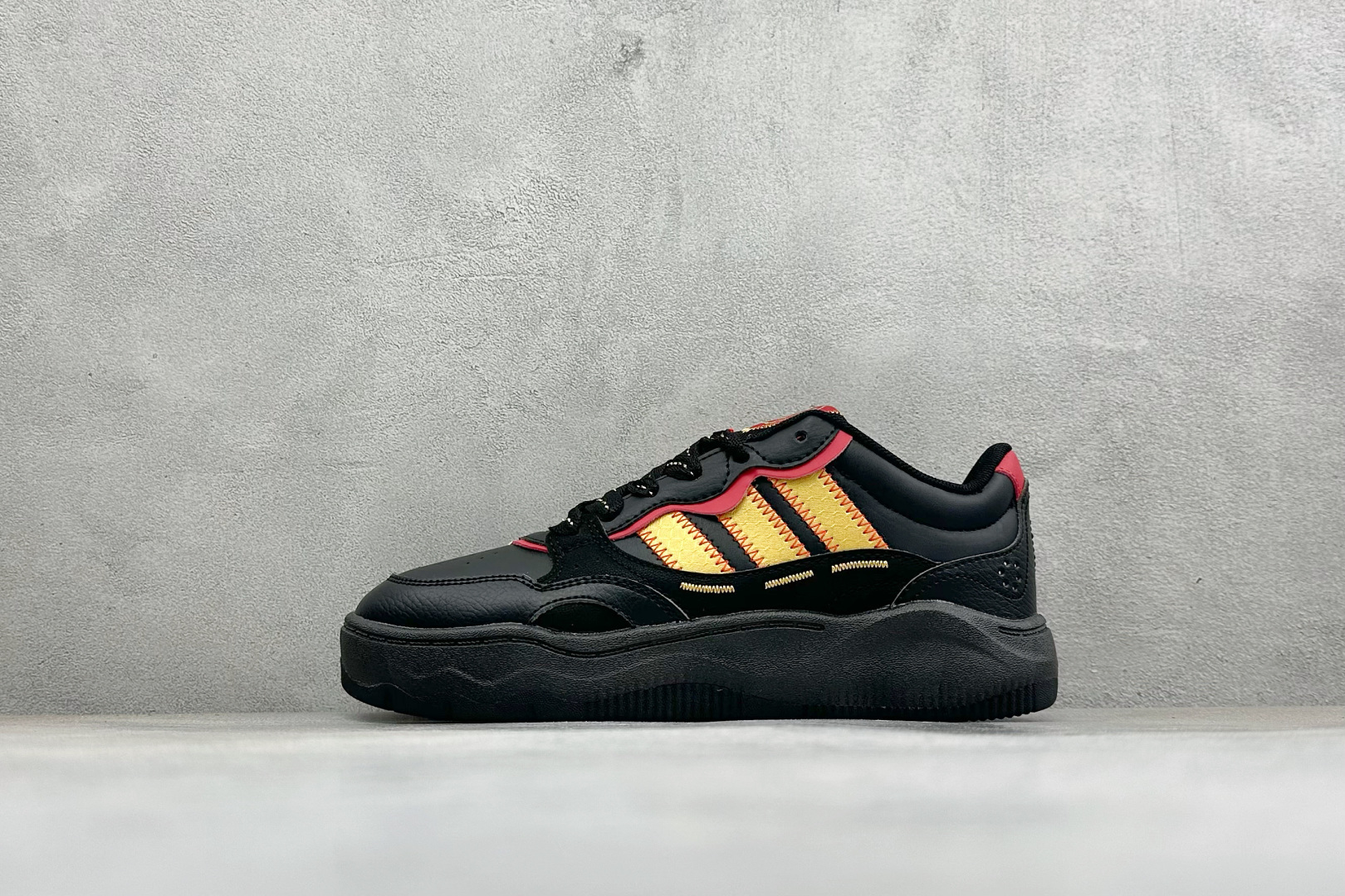Adidas LITE SHUFFLE 复合材质 舒适贴合系带休闲板鞋 货号：KI1858 尺码：36-45 