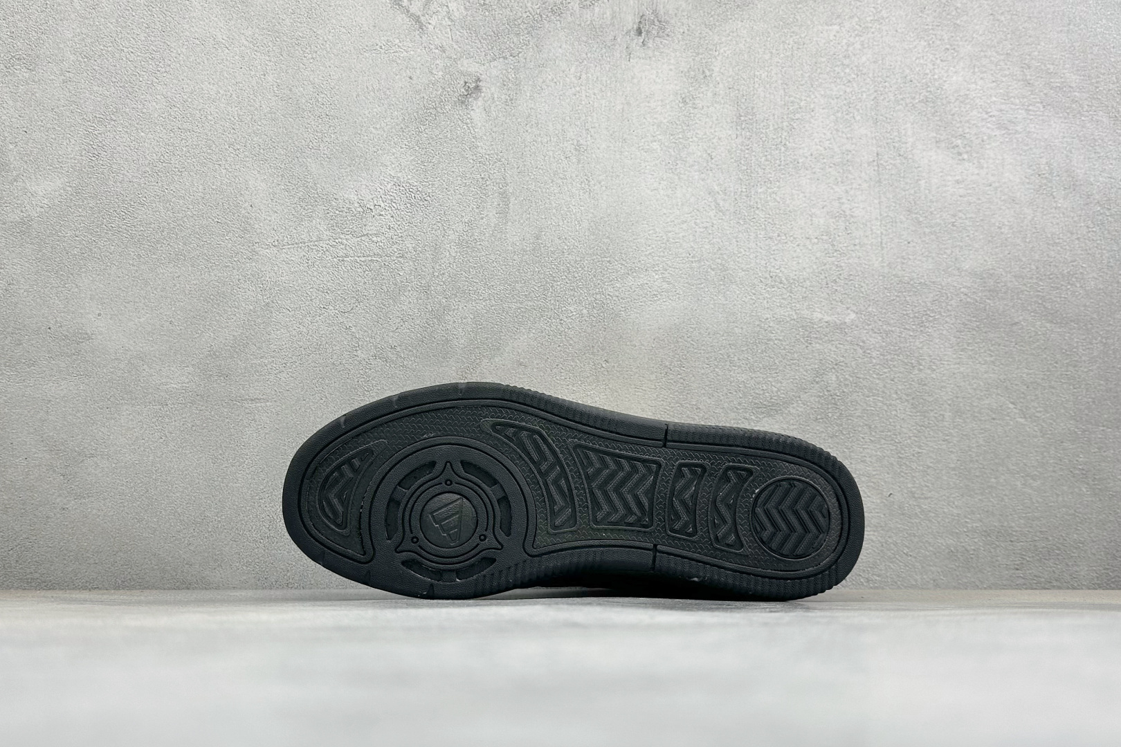 Adidas LITE SHUFFLE 复合材质 舒适贴合系带休闲板鞋 货号：KI1858 尺码：36-45 