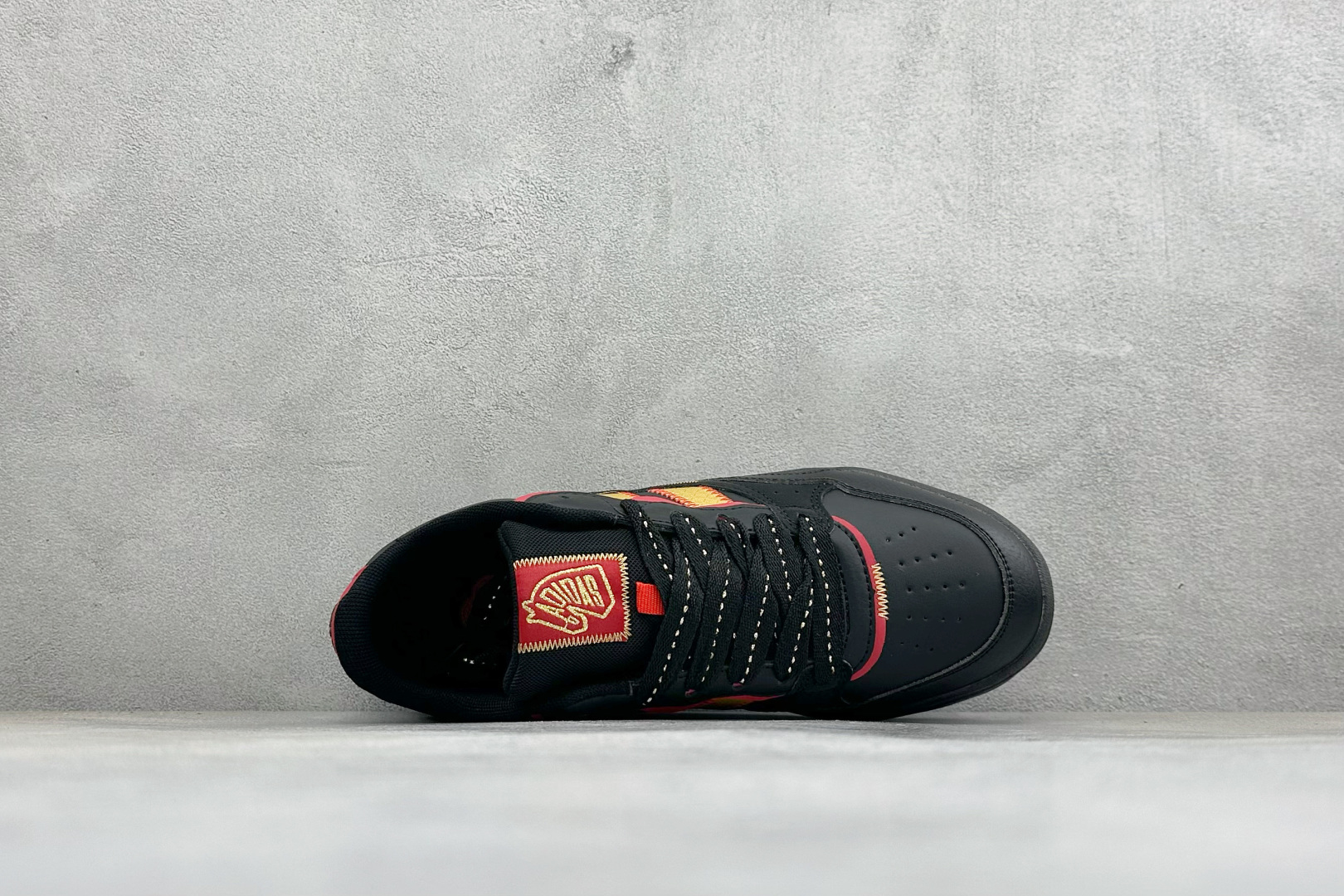 Adidas LITE SHUFFLE 复合材质 舒适贴合系带休闲板鞋 货号：KI1858 尺码：36-45 