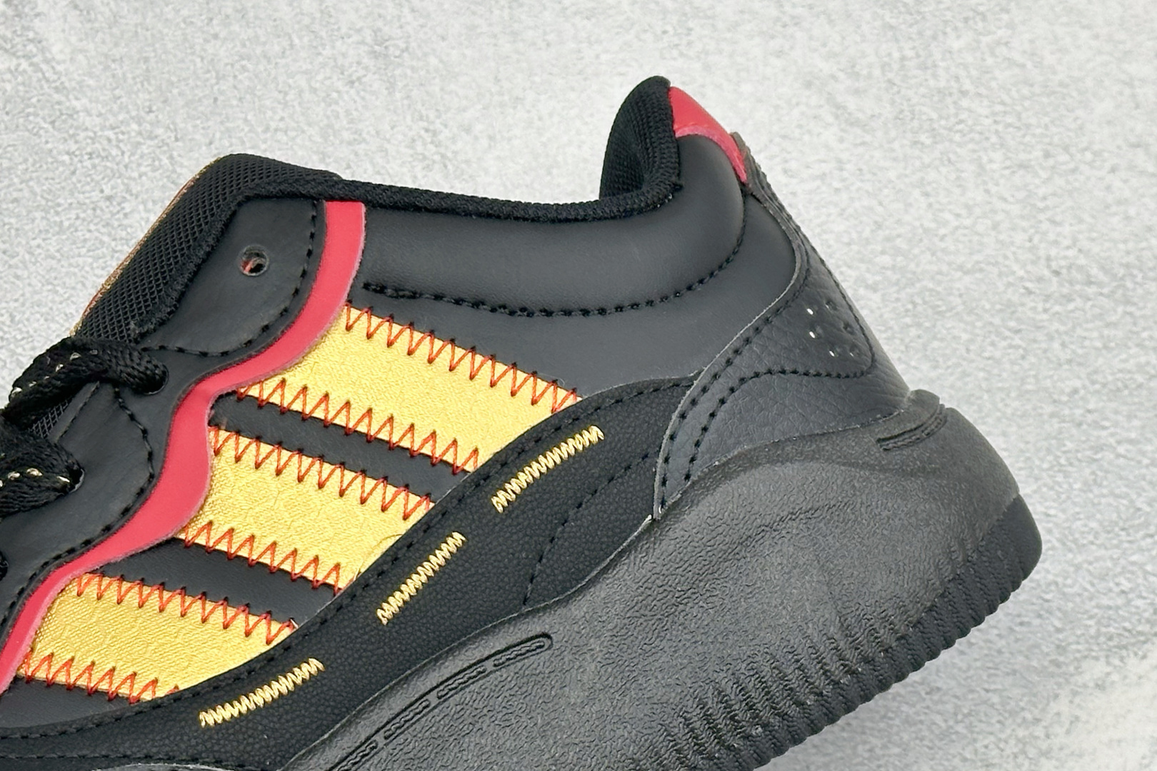 Adidas LITE SHUFFLE 复合材质 舒适贴合系带休闲板鞋 货号：KI1858 尺码：36-45 