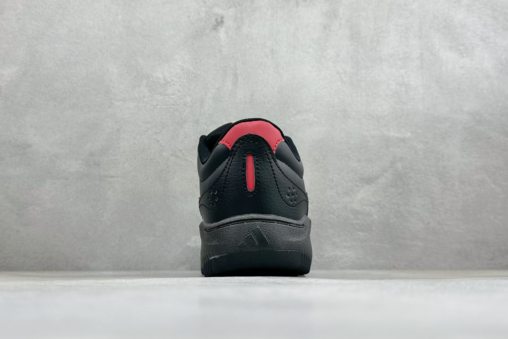 Adidas LITE SHUFFLE 复合材质 舒适贴合系带休闲板鞋 货号：KI1858 尺码：36-45 