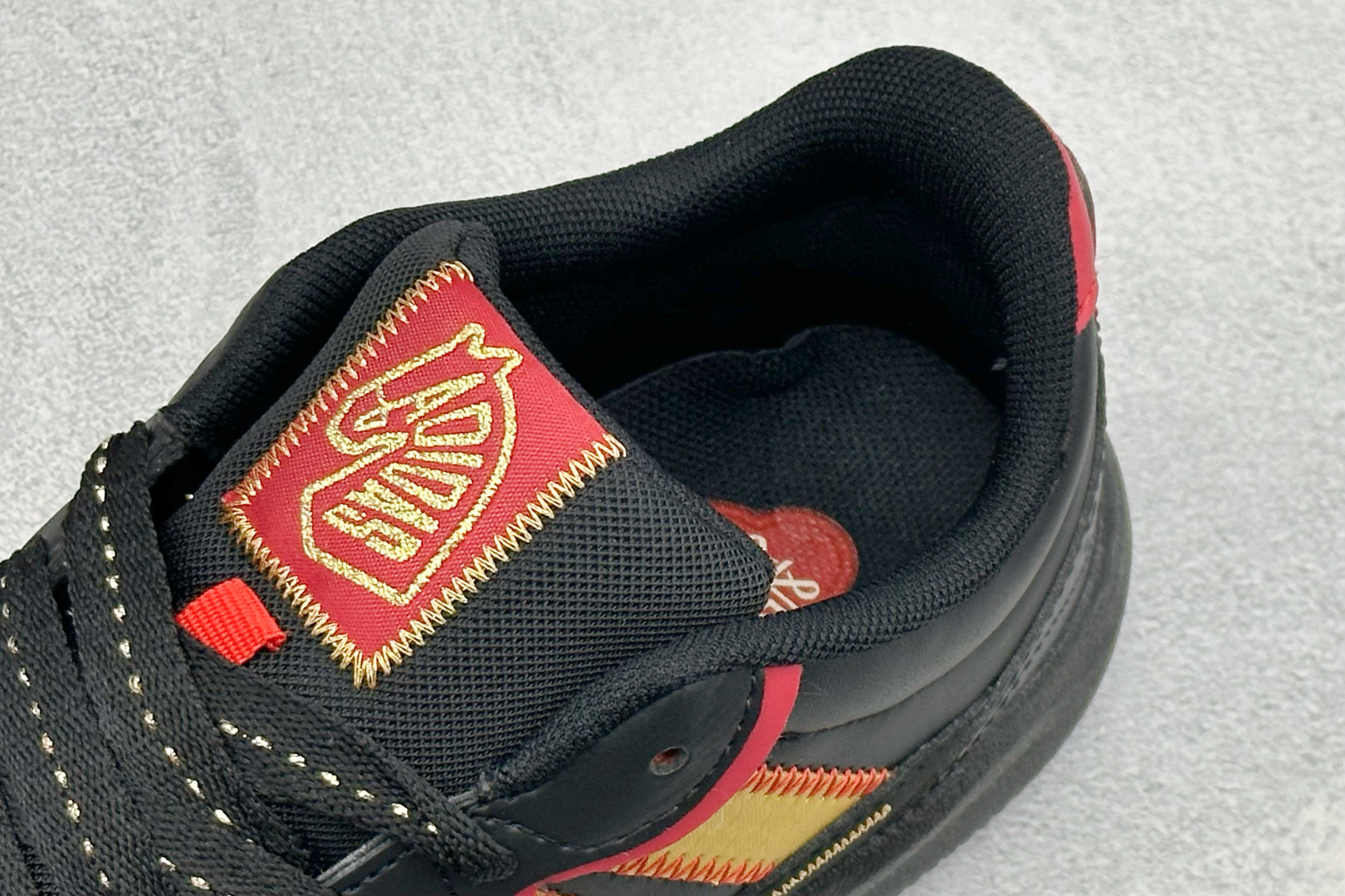 Adidas LITE SHUFFLE 复合材质 舒适贴合系带休闲板鞋 货号：KI1858 尺码：36-45 