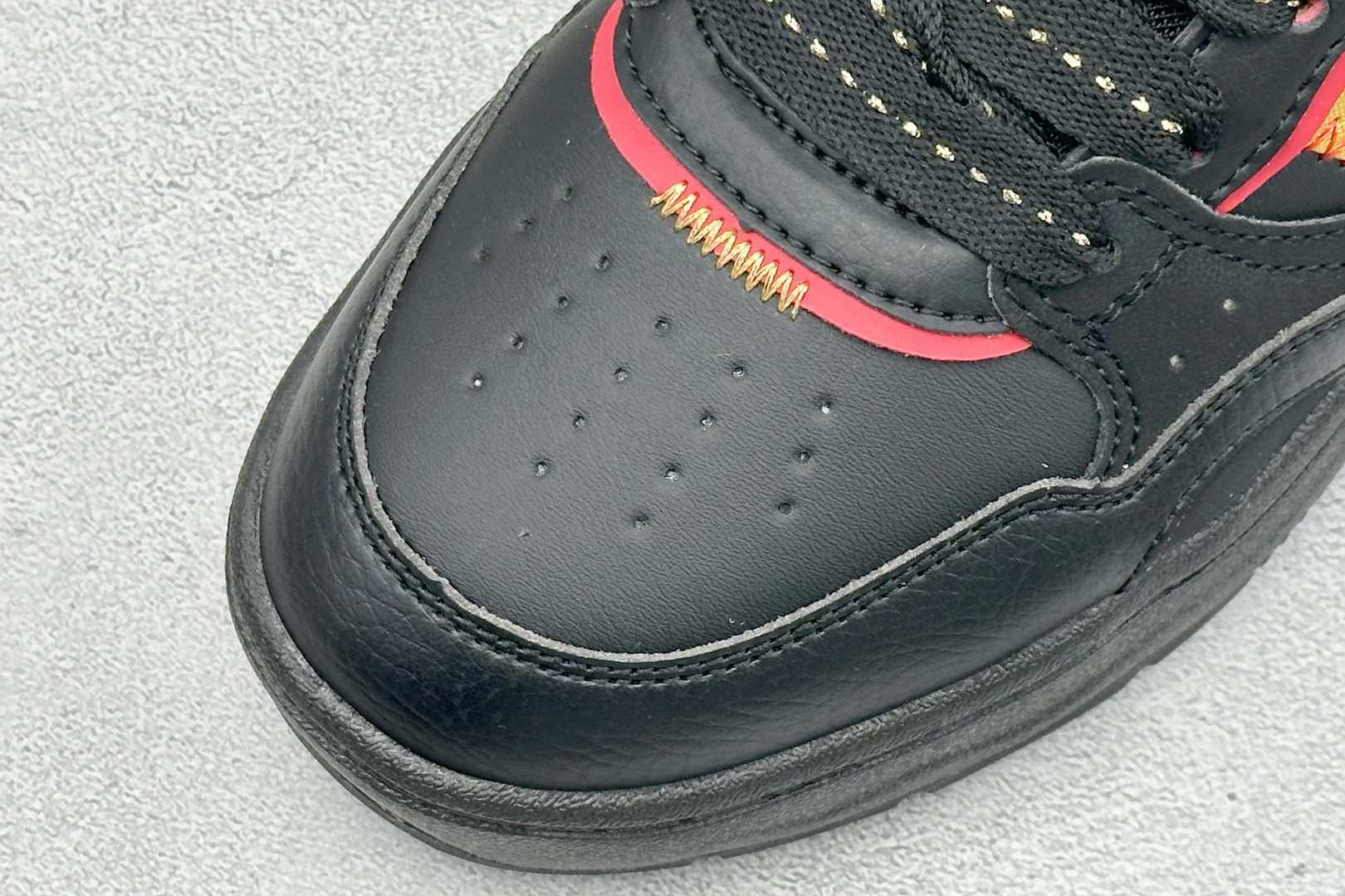 Adidas LITE SHUFFLE 复合材质 舒适贴合系带休闲板鞋 货号：KI1858 尺码：36-45 