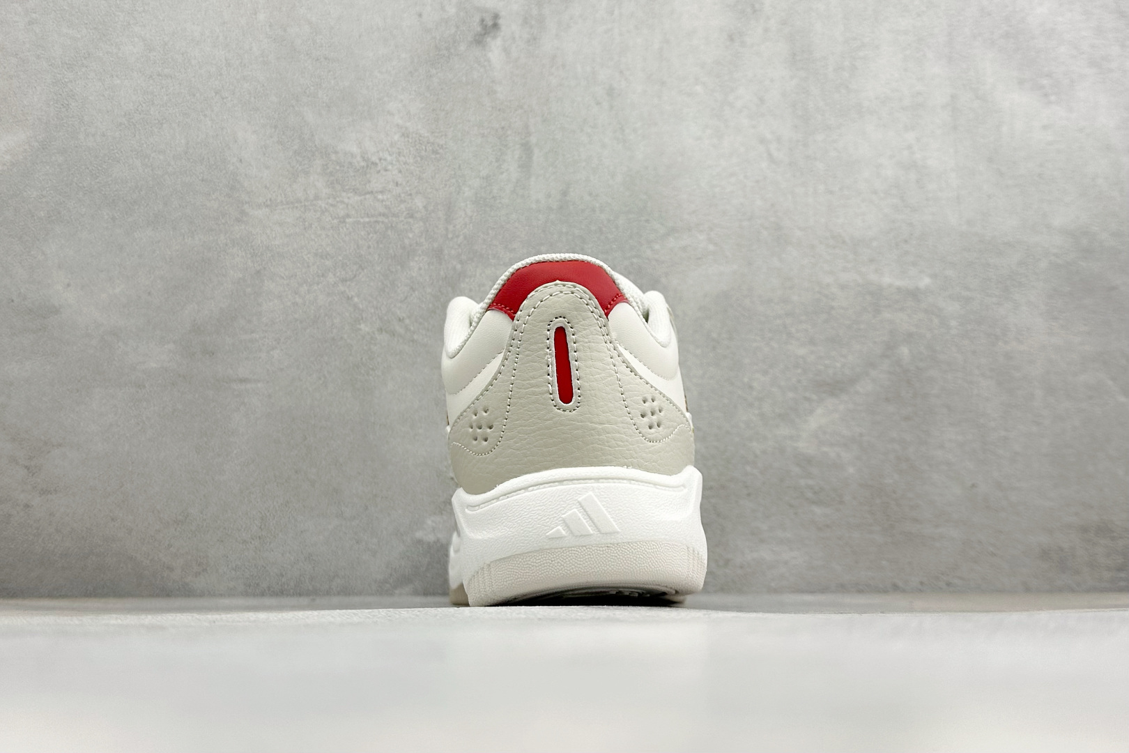 Adidas LITE SHUFFLE 复合材质 舒适贴合系带休闲板鞋 货号：KH9021 尺码：36-45 