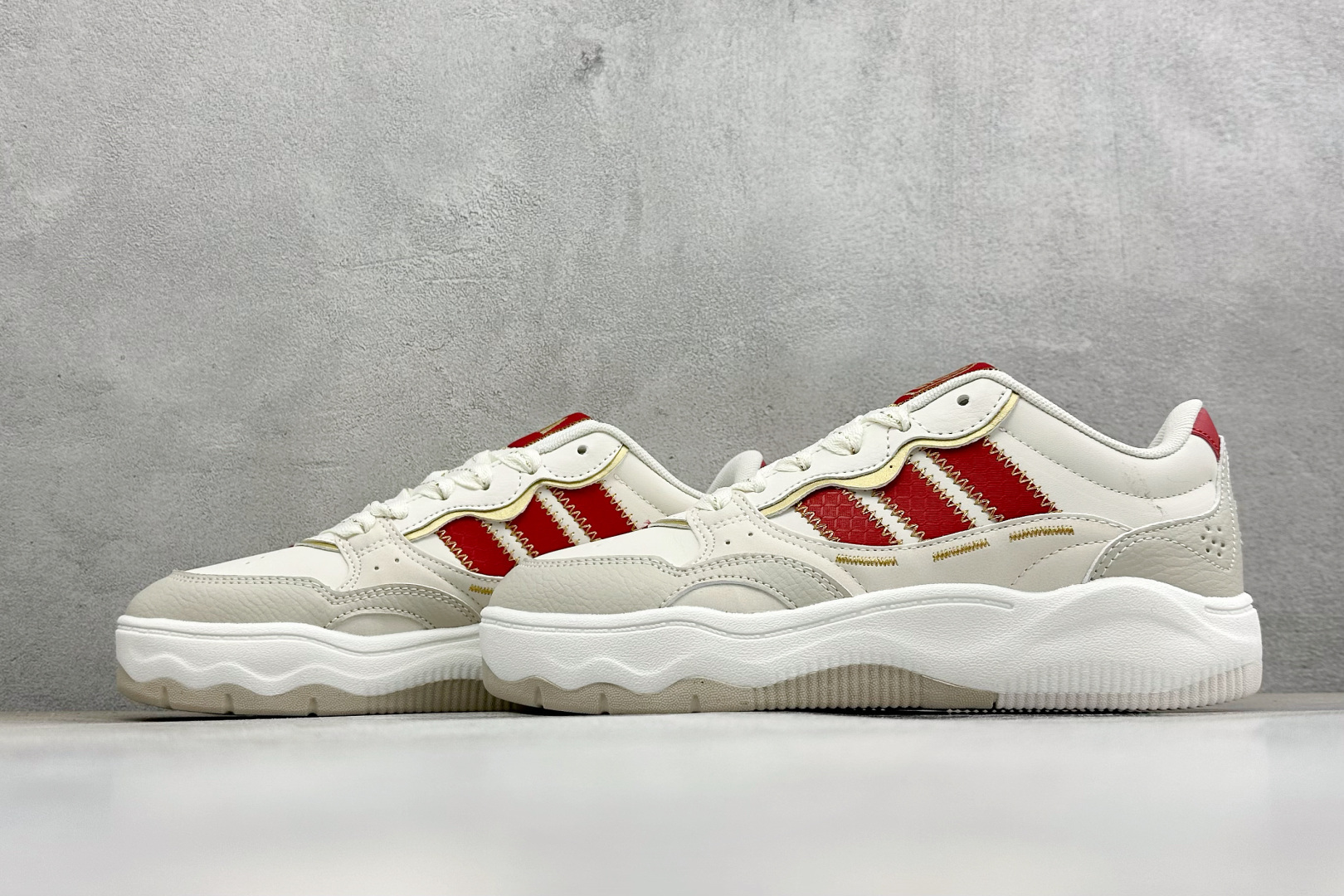 Adidas LITE SHUFFLE 复合材质 舒适贴合系带休闲板鞋 货号：KH9021 尺码：36-45 