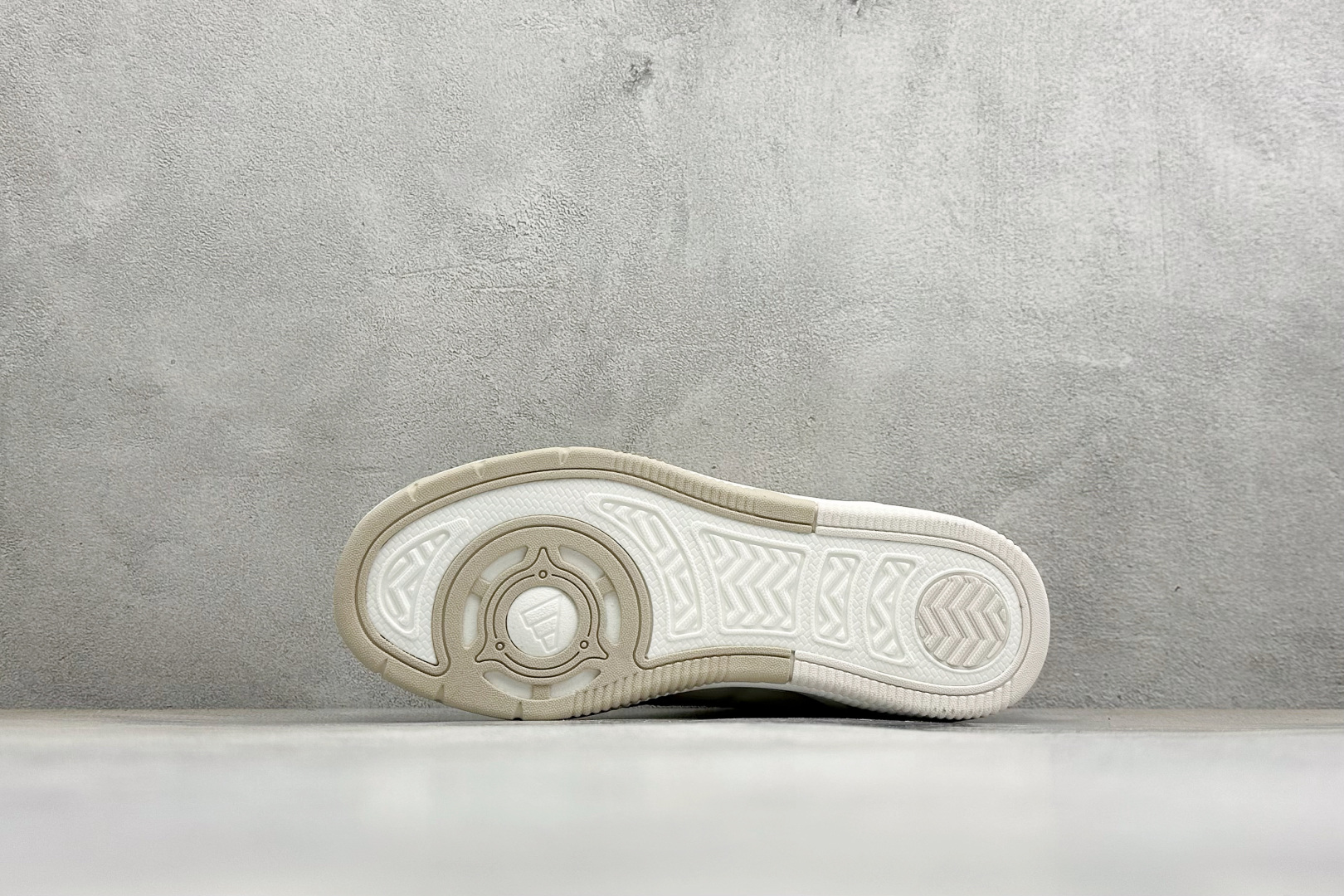 Adidas LITE SHUFFLE 复合材质 舒适贴合系带休闲板鞋 货号：KH9021 尺码：36-45 