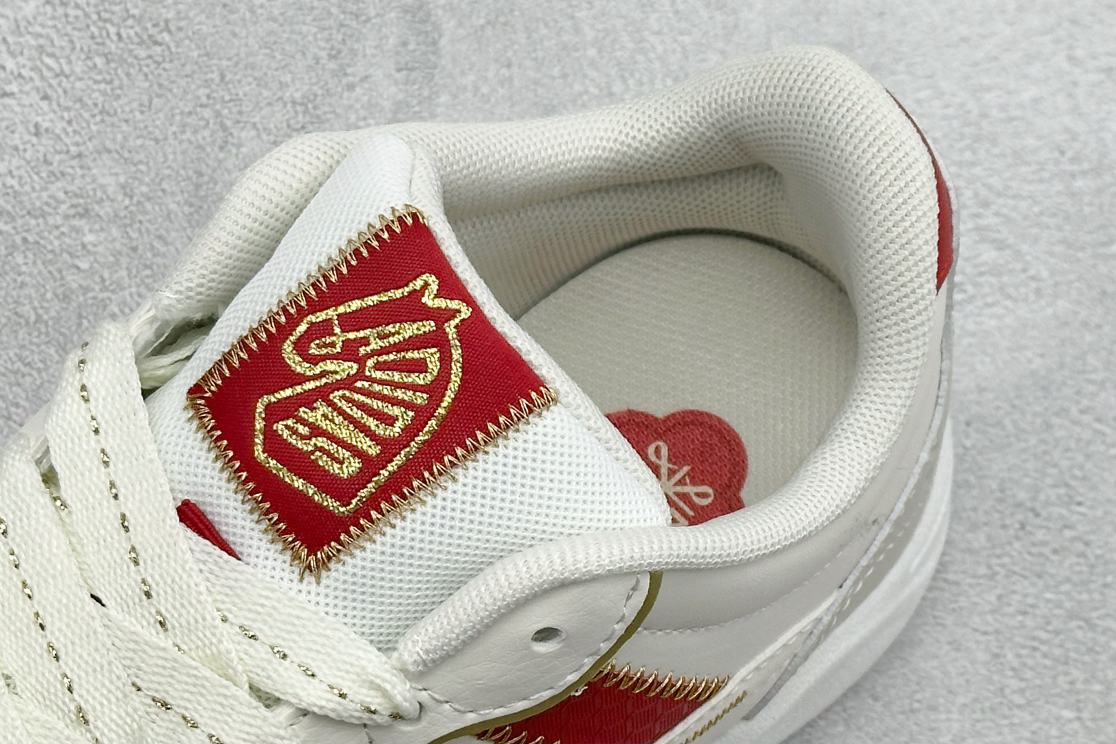 Adidas LITE SHUFFLE 复合材质 舒适贴合系带休闲板鞋 货号：KH9021 尺码：36-45 