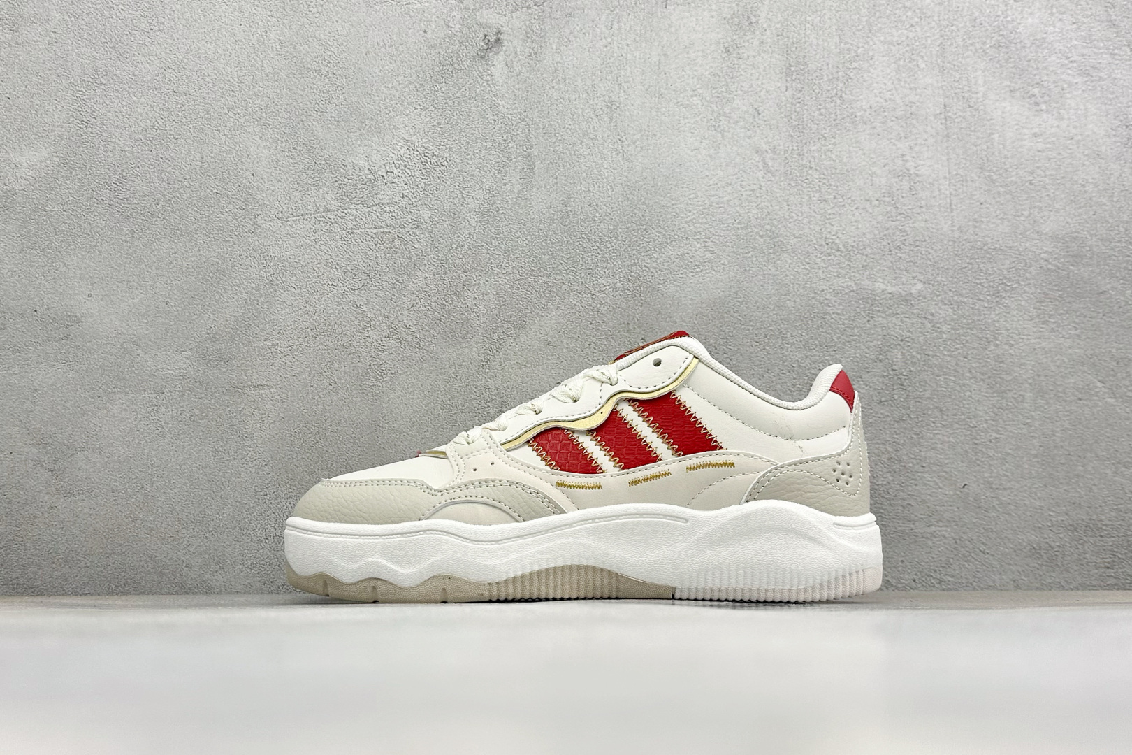 Adidas LITE SHUFFLE 复合材质 舒适贴合系带休闲板鞋 货号：KH9021 尺码：36-45 