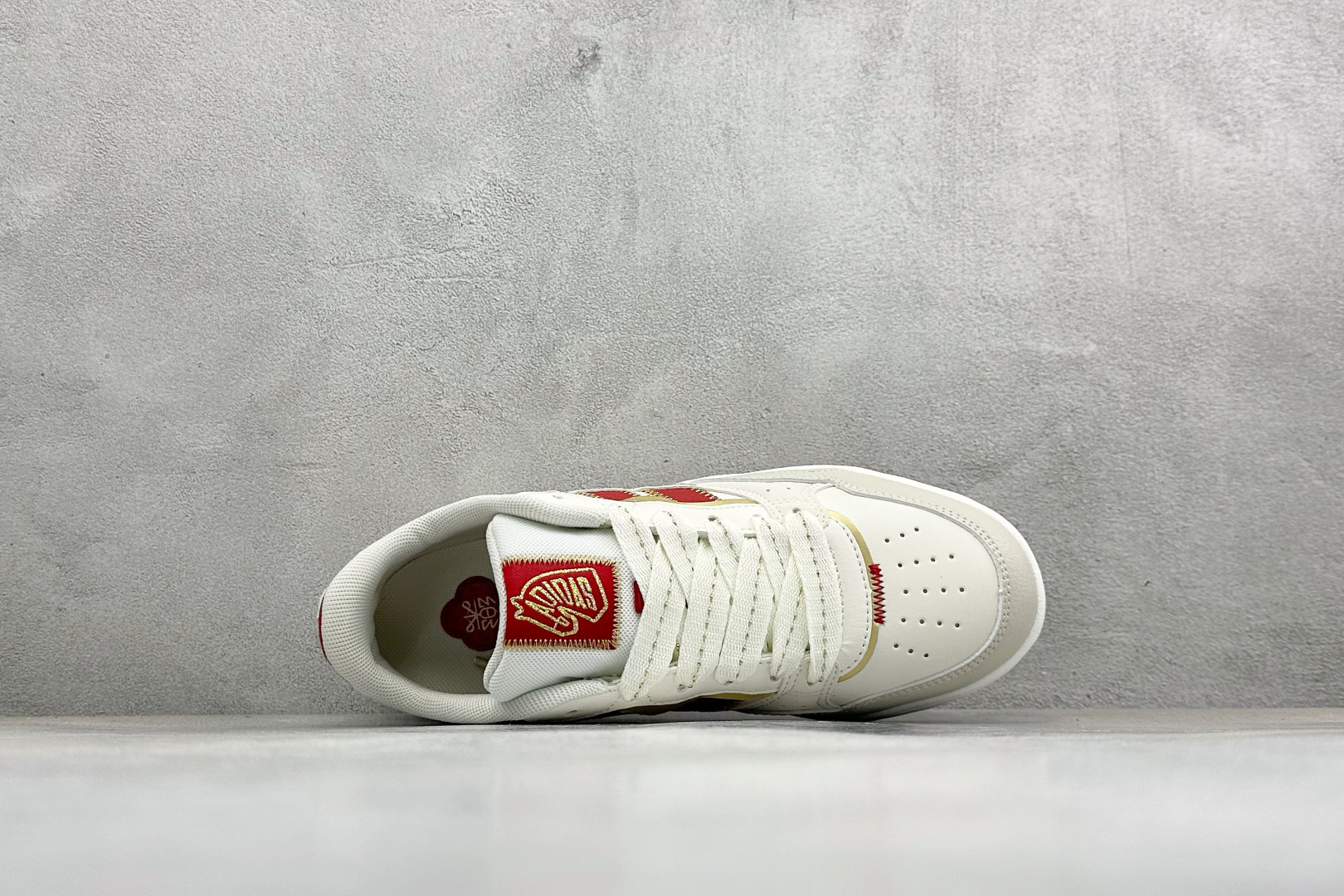 Adidas LITE SHUFFLE 复合材质 舒适贴合系带休闲板鞋 货号：KH9021 尺码：36-45 