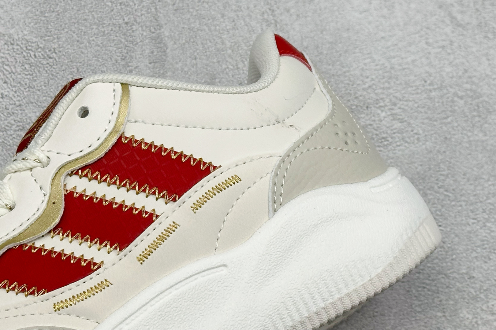 Adidas LITE SHUFFLE 复合材质 舒适贴合系带休闲板鞋 货号：KH9021 尺码：36-45 
