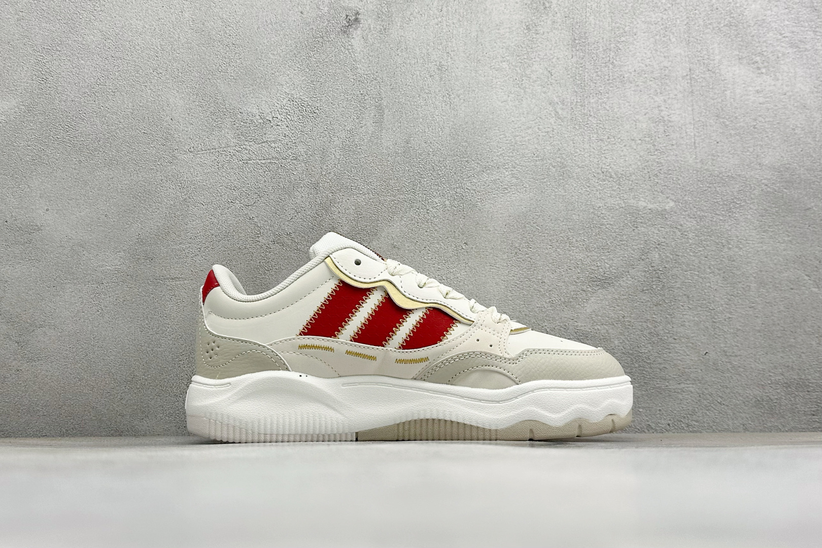 Adidas LITE SHUFFLE 复合材质 舒适贴合系带休闲板鞋 货号：KH9021 尺码：36-45 