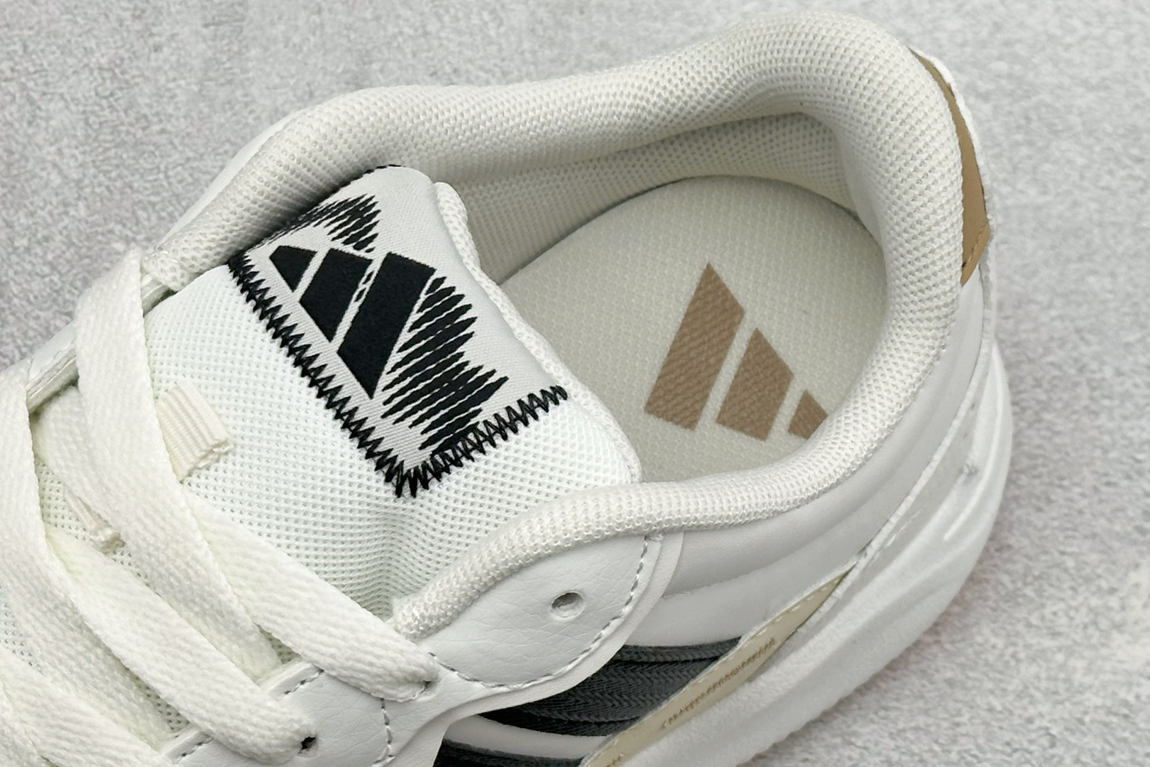 Adidas LITE SHUFFLE 复合材质 舒适贴合系带休闲板鞋 货号：KH9025 尺码：36-45 