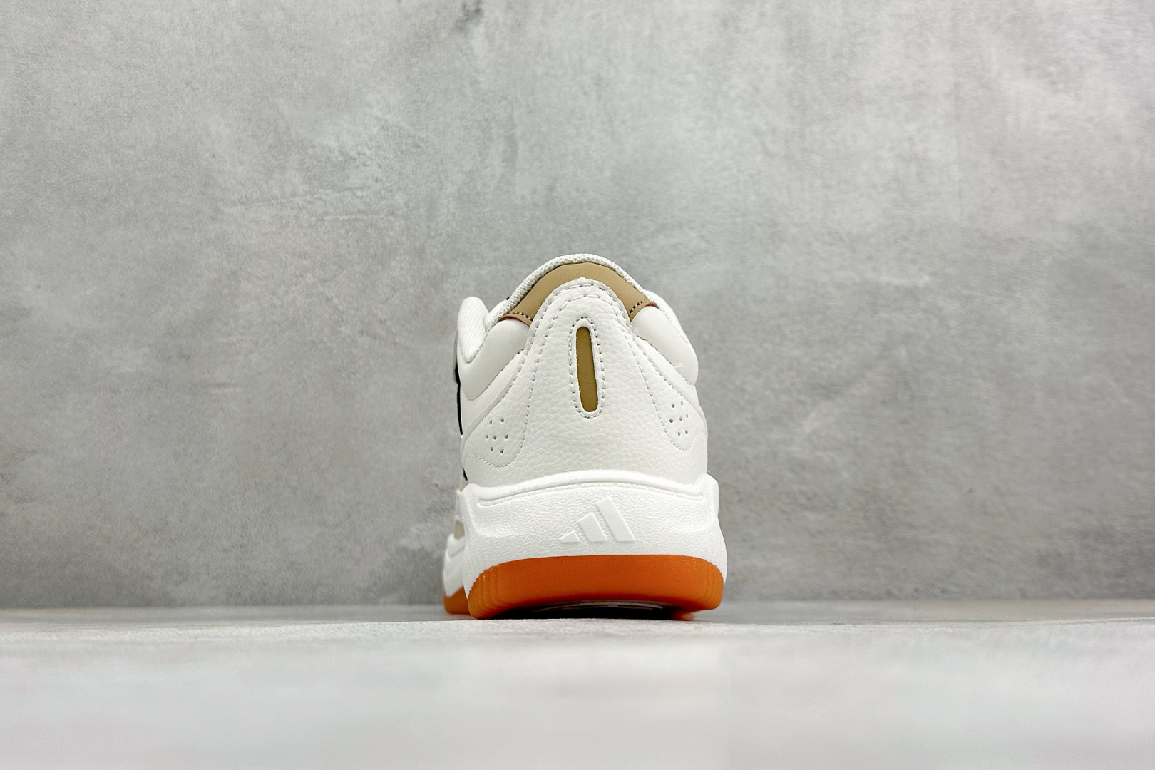 Adidas LITE SHUFFLE 复合材质 舒适贴合系带休闲板鞋 货号：KH9025 尺码：36-45 