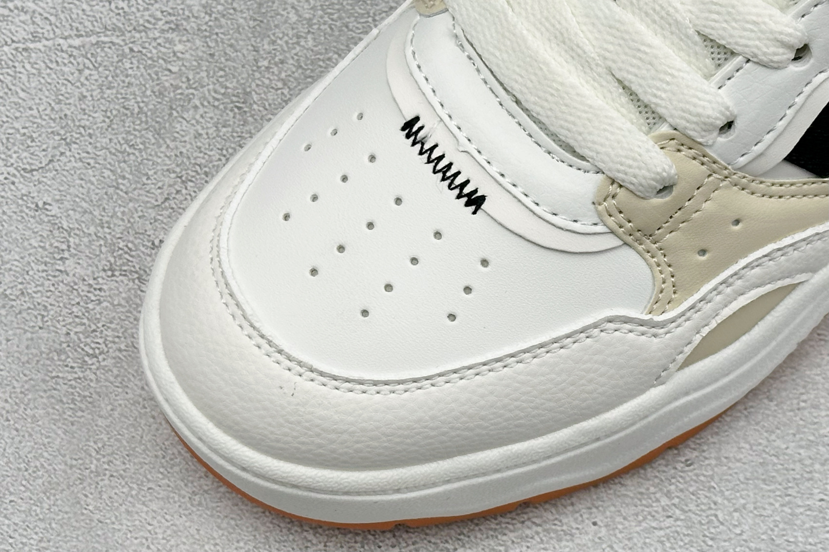 Adidas LITE SHUFFLE 复合材质 舒适贴合系带休闲板鞋 货号：KH9025 尺码：36-45 
