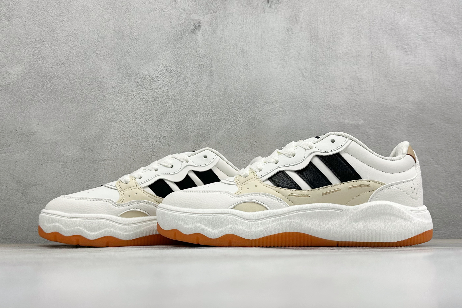 Adidas LITE SHUFFLE 复合材质 舒适贴合系带休闲板鞋 货号：KH9025 尺码：36-45 