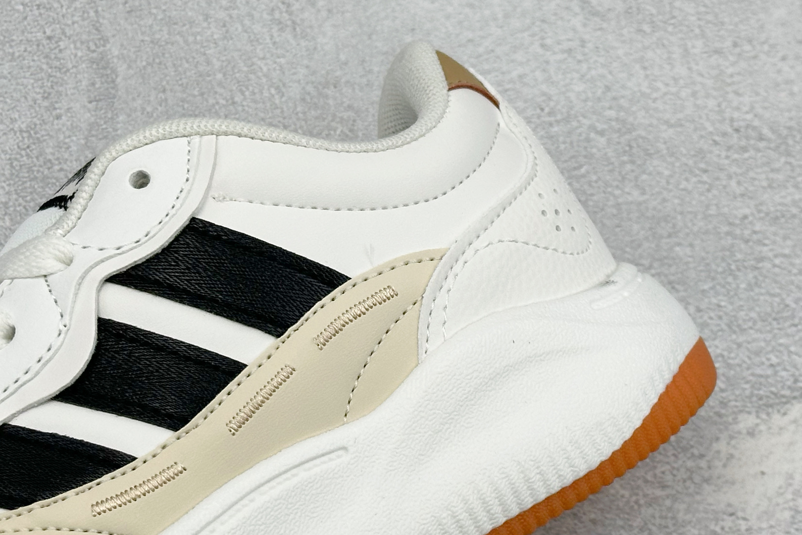 Adidas LITE SHUFFLE 复合材质 舒适贴合系带休闲板鞋 货号：KH9025 尺码：36-45 