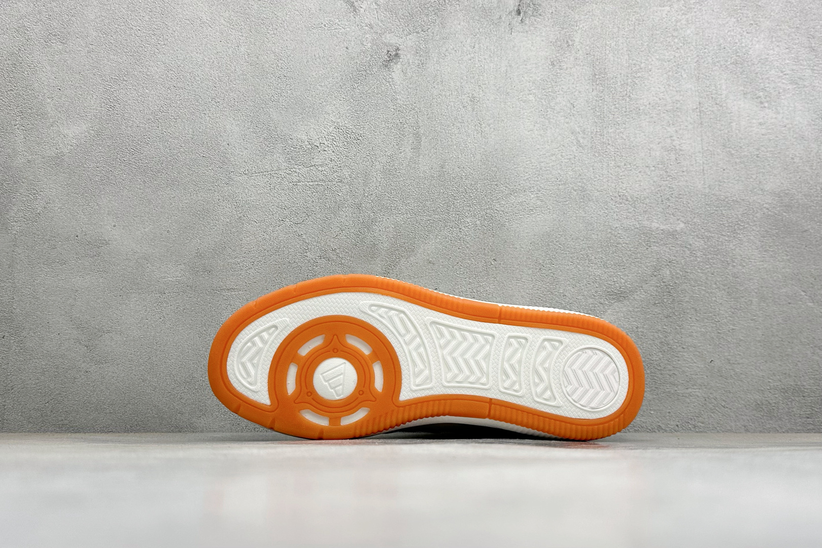 Adidas LITE SHUFFLE 复合材质 舒适贴合系带休闲板鞋 货号：KH9025 尺码：36-45 