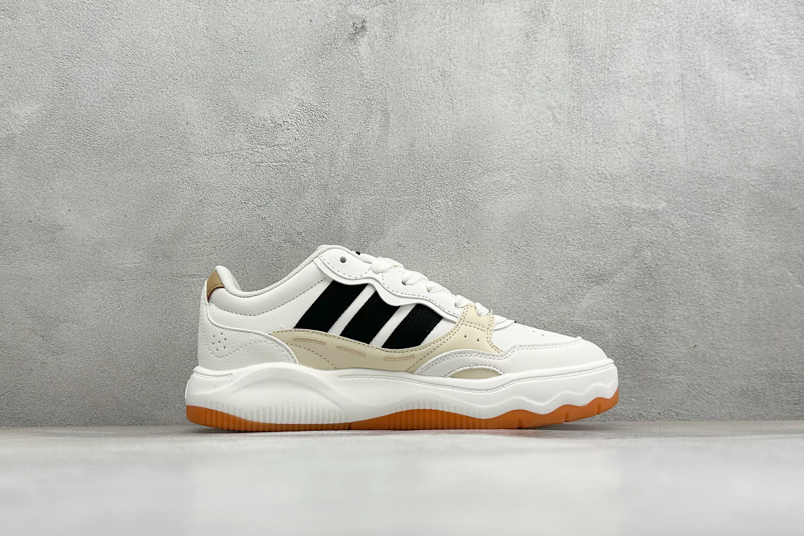 Adidas LITE SHUFFLE 复合材质 舒适贴合系带休闲板鞋 货号：KH9025 尺码：36-45 