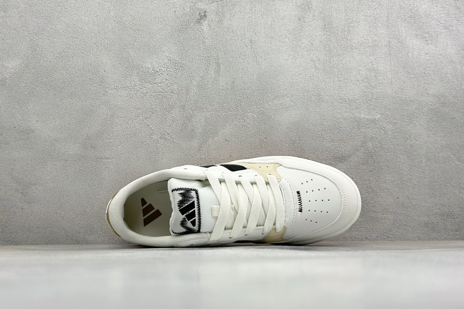 Adidas LITE SHUFFLE 复合材质 舒适贴合系带休闲板鞋 货号：KH9025 尺码：36-45 