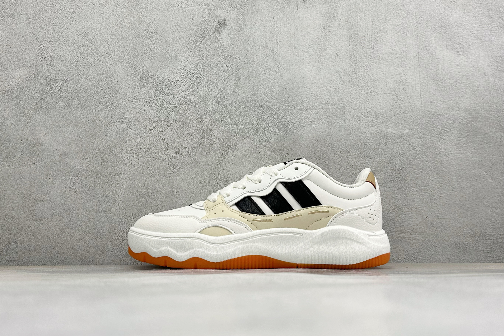 Adidas LITE SHUFFLE 复合材质 舒适贴合系带休闲板鞋 货号：KH9025 尺码：36-45 