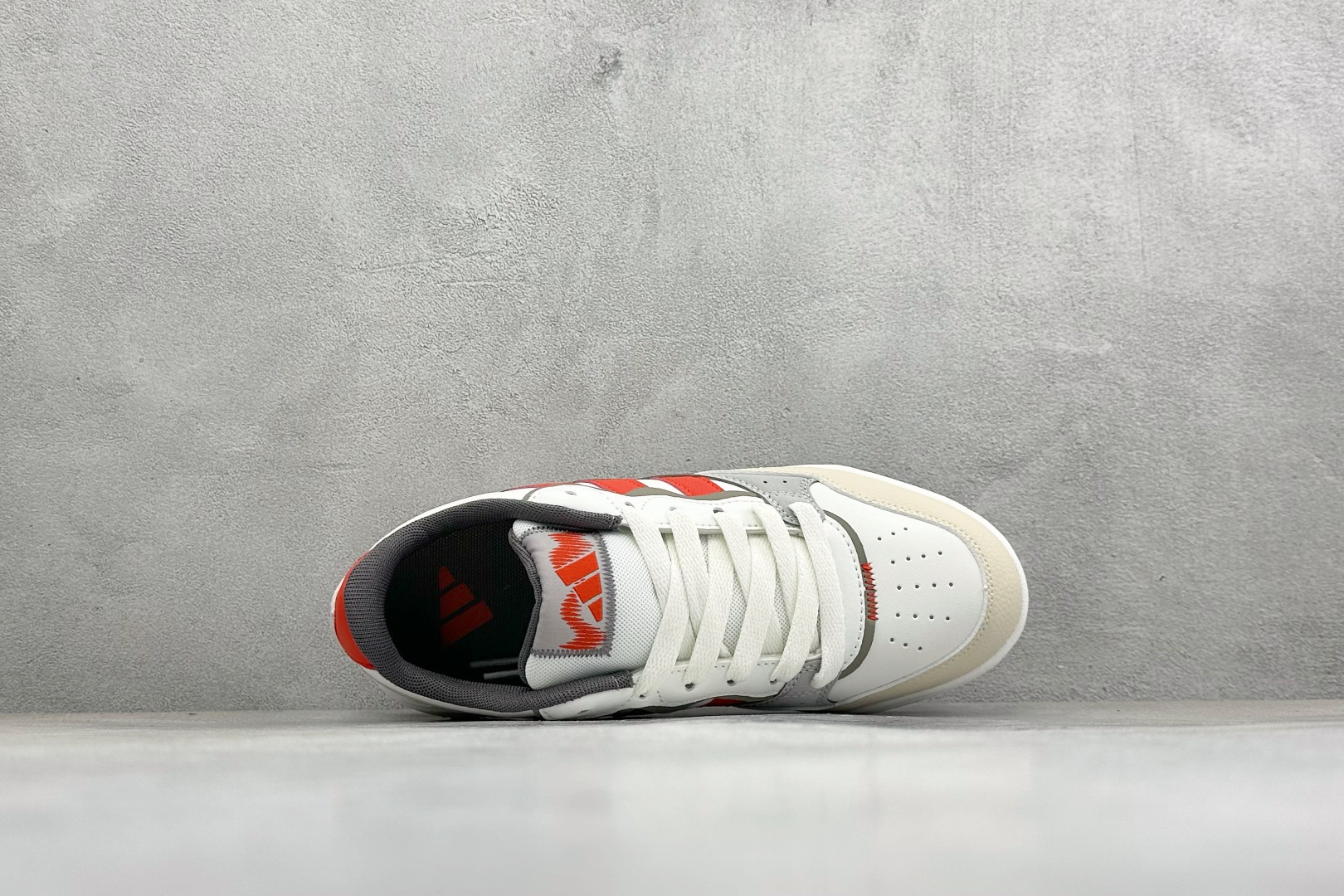 Adidas LITE SHUFFLE 复合材质 舒适贴合系带休闲板鞋 货号：KH9027 尺码：36-45 