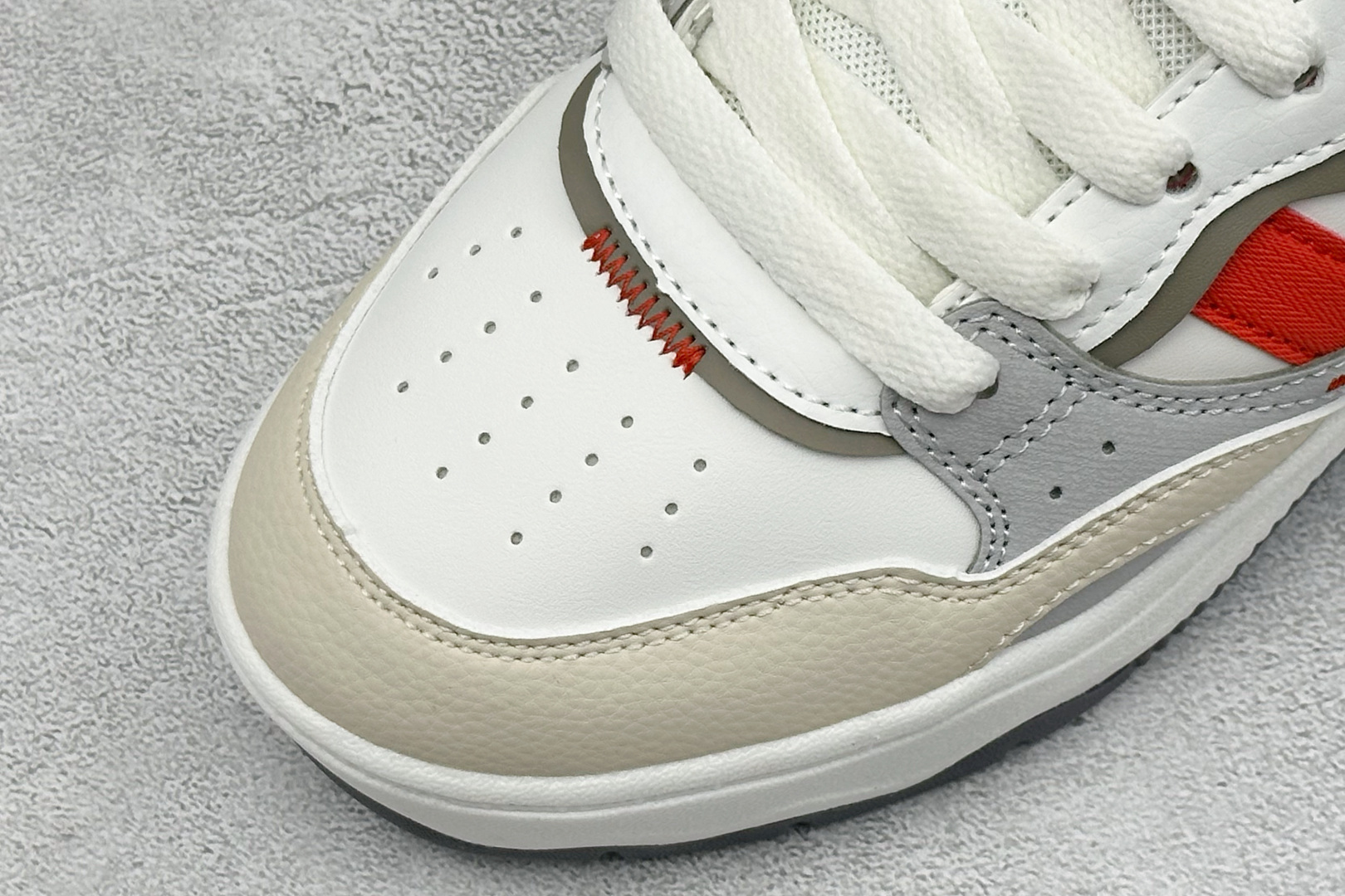 Adidas LITE SHUFFLE 复合材质 舒适贴合系带休闲板鞋 货号：KH9027 尺码：36-45 