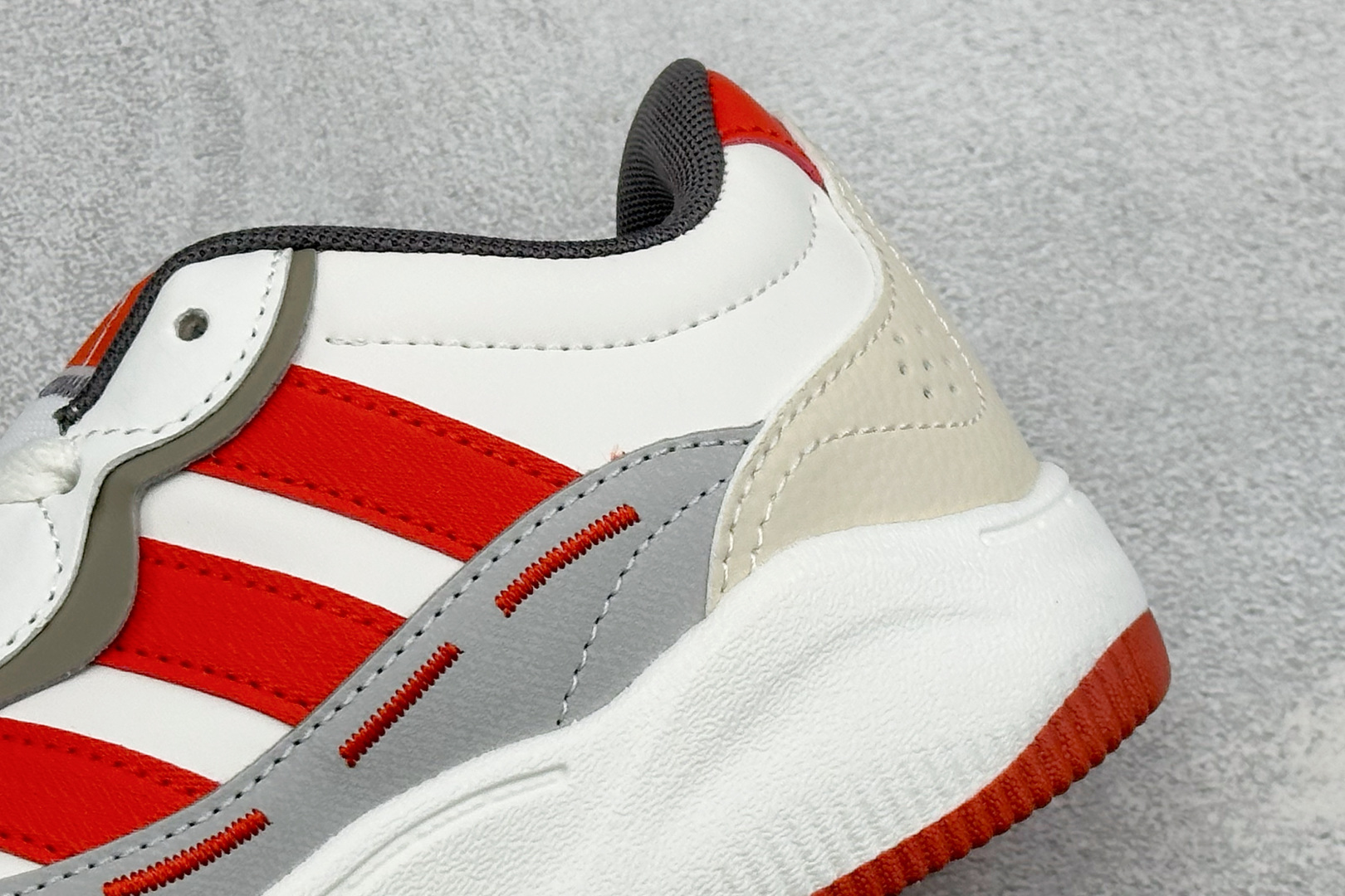 Adidas LITE SHUFFLE 复合材质 舒适贴合系带休闲板鞋 货号：KH9027 尺码：36-45 