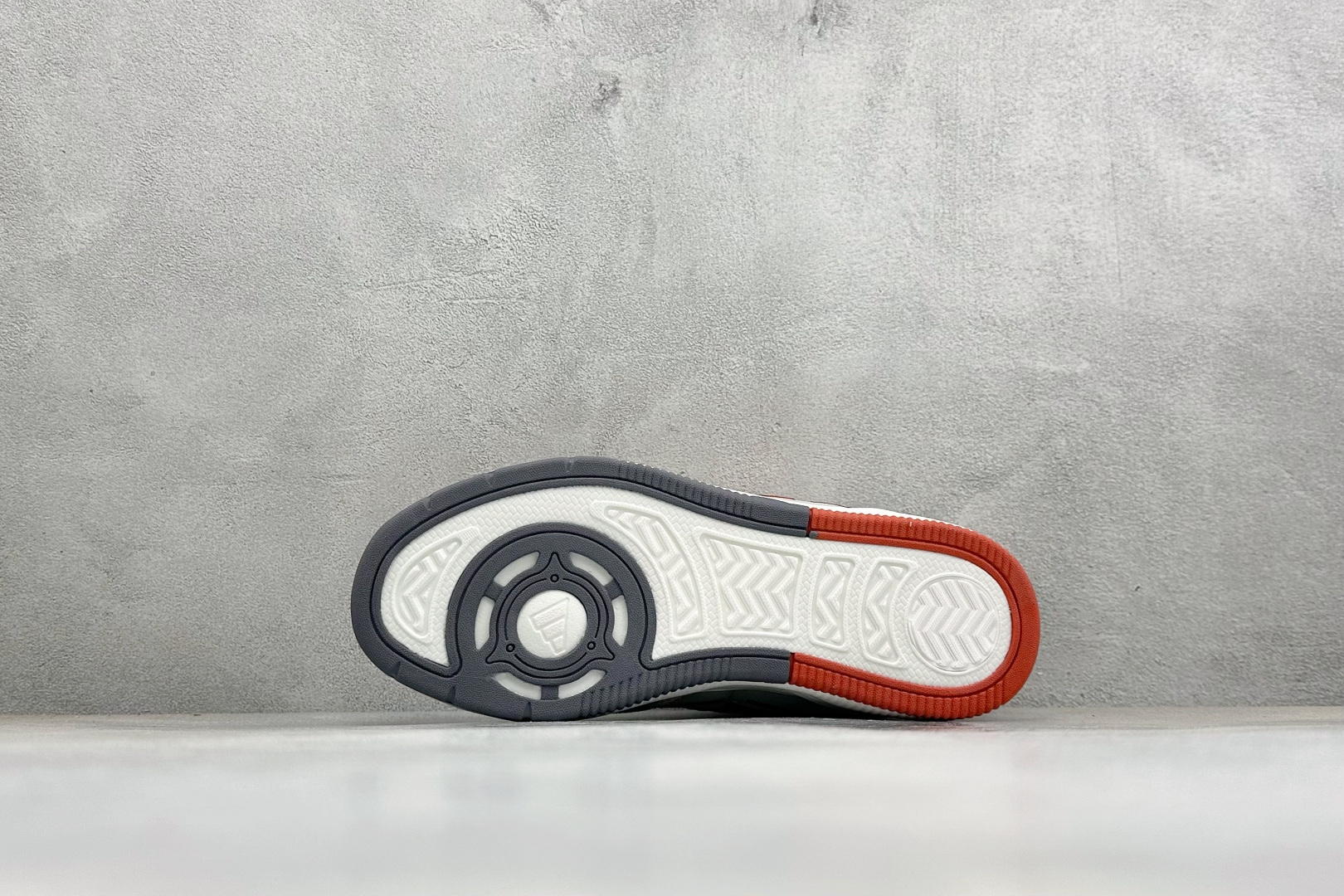 Adidas LITE SHUFFLE 复合材质 舒适贴合系带休闲板鞋 货号：KH9027 尺码：36-45 