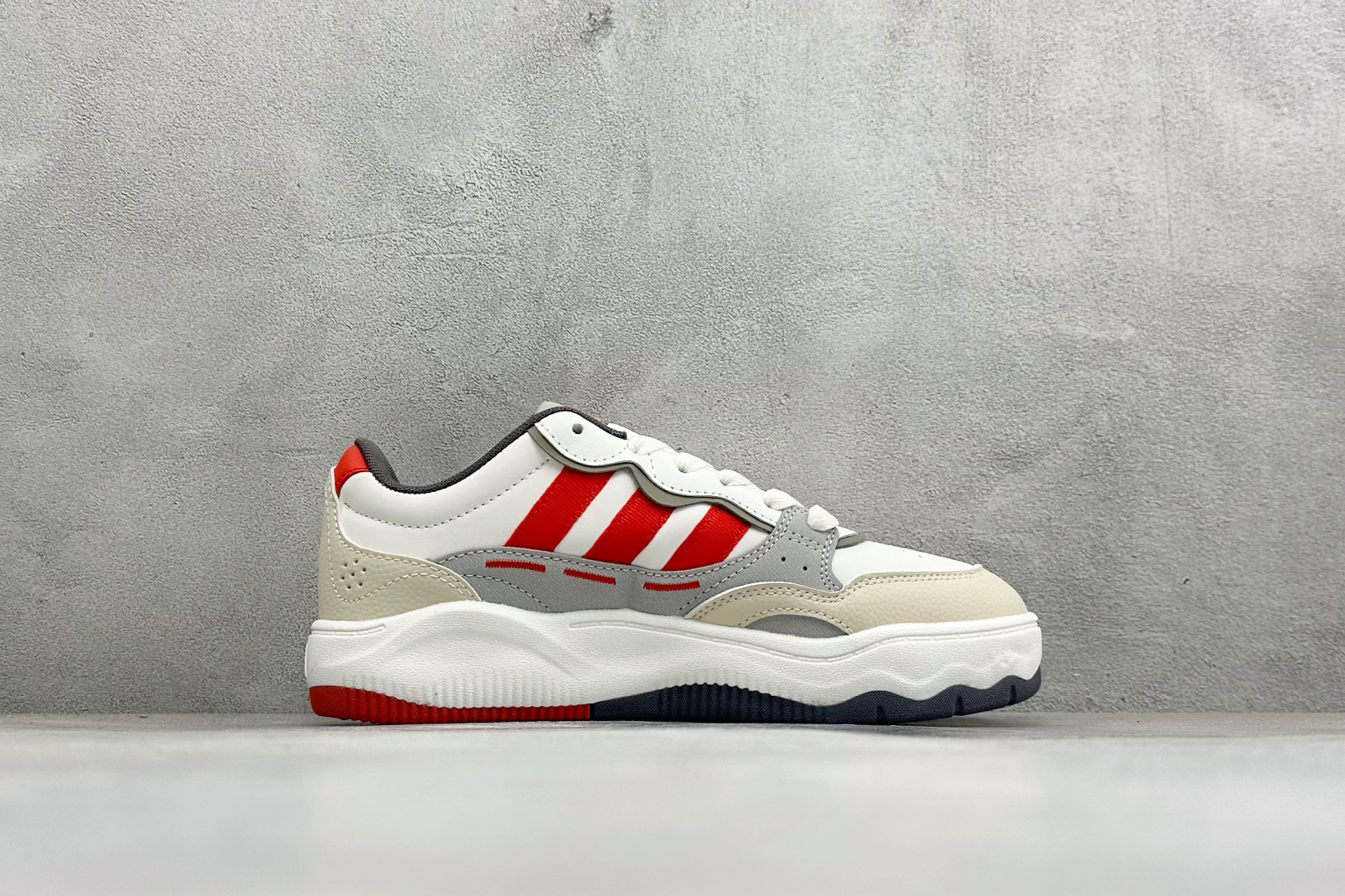 Adidas LITE SHUFFLE 复合材质 舒适贴合系带休闲板鞋 货号：KH9027 尺码：36-45 