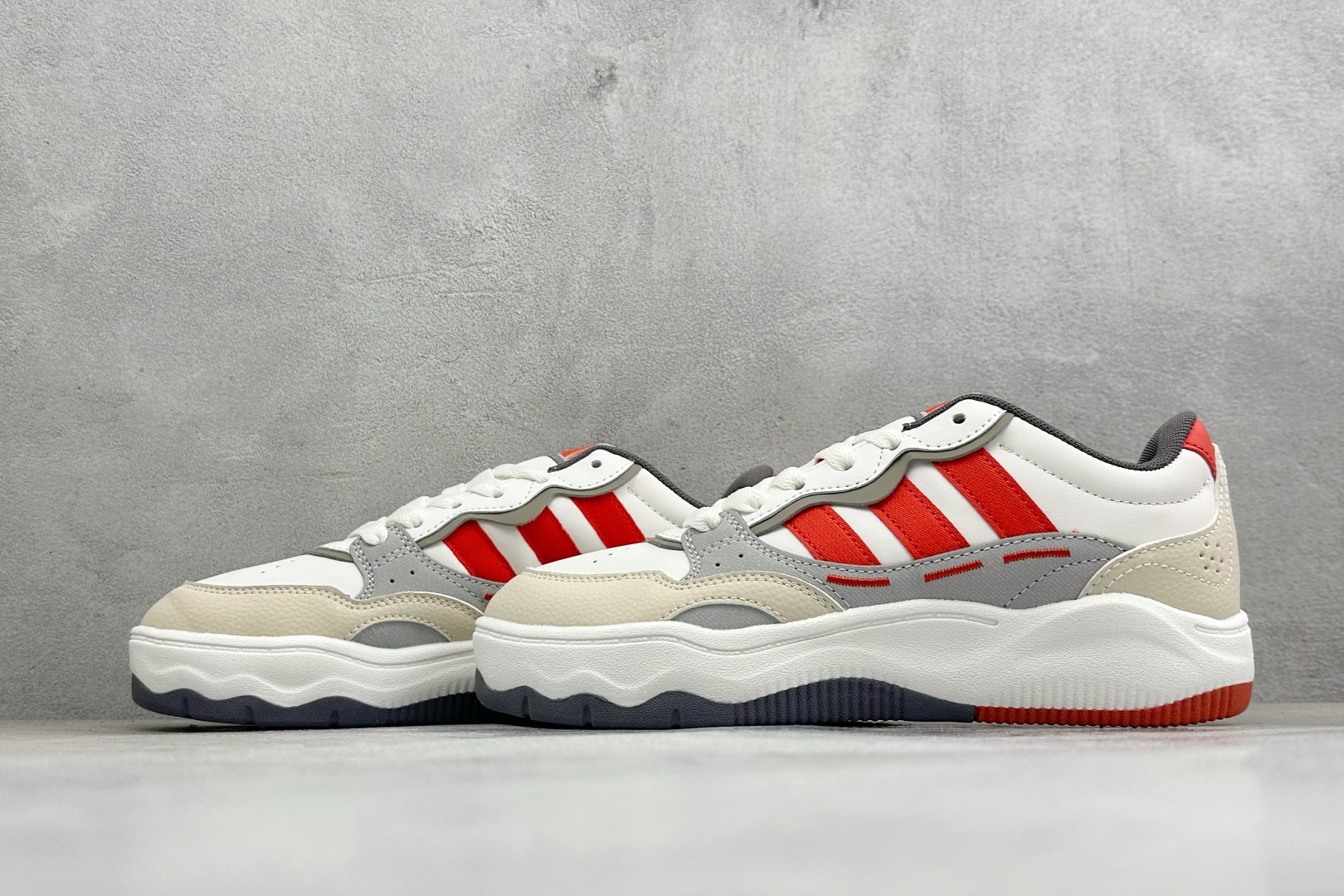 Adidas LITE SHUFFLE 复合材质 舒适贴合系带休闲板鞋 货号：KH9027 尺码：36-45 
