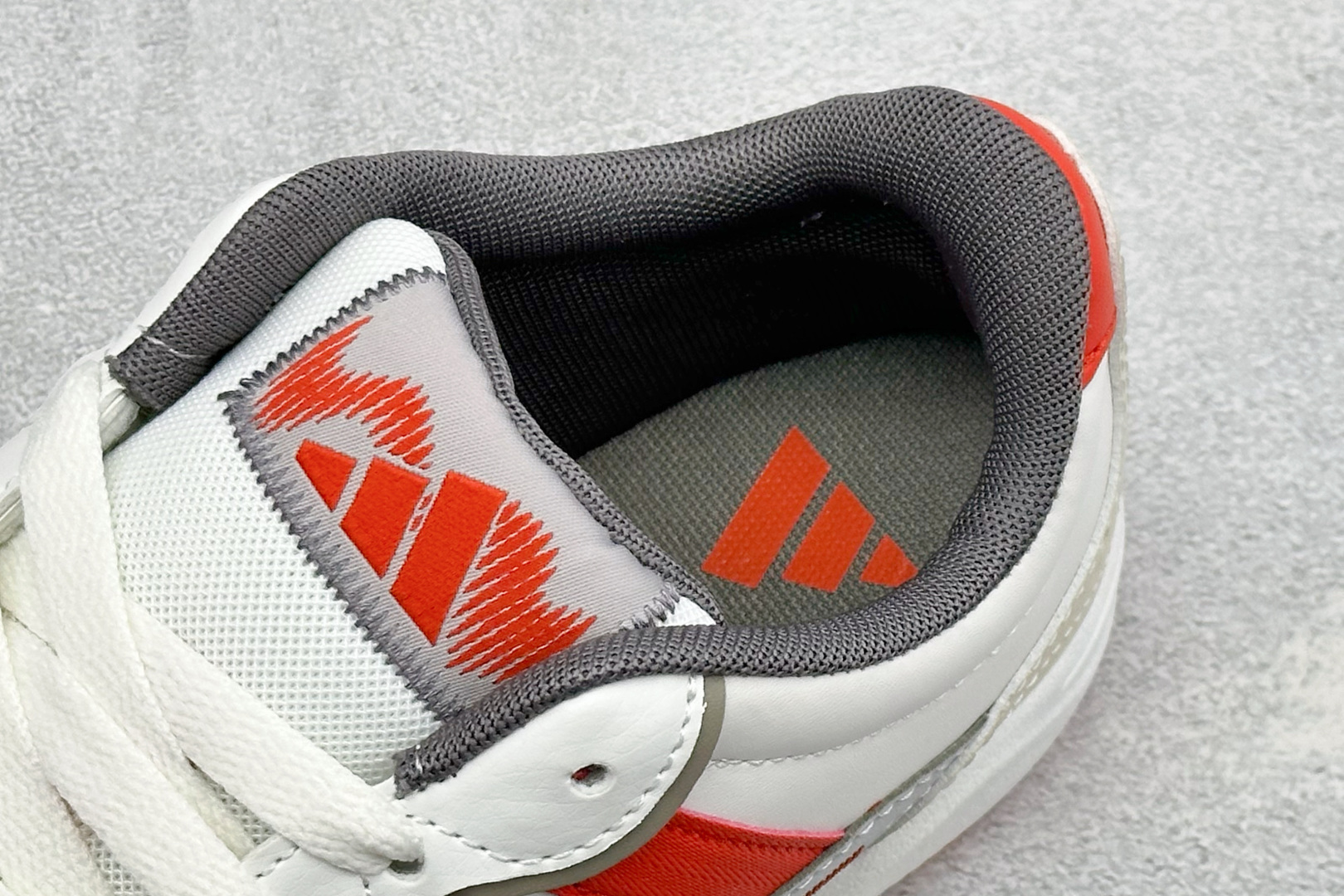 Adidas LITE SHUFFLE 复合材质 舒适贴合系带休闲板鞋 货号：KH9027 尺码：36-45 