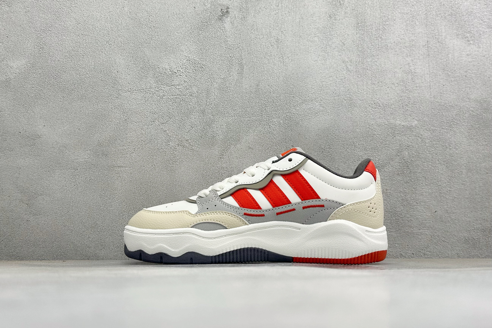 Adidas LITE SHUFFLE 复合材质 舒适贴合系带休闲板鞋 货号：KH9027 尺码：36-45 