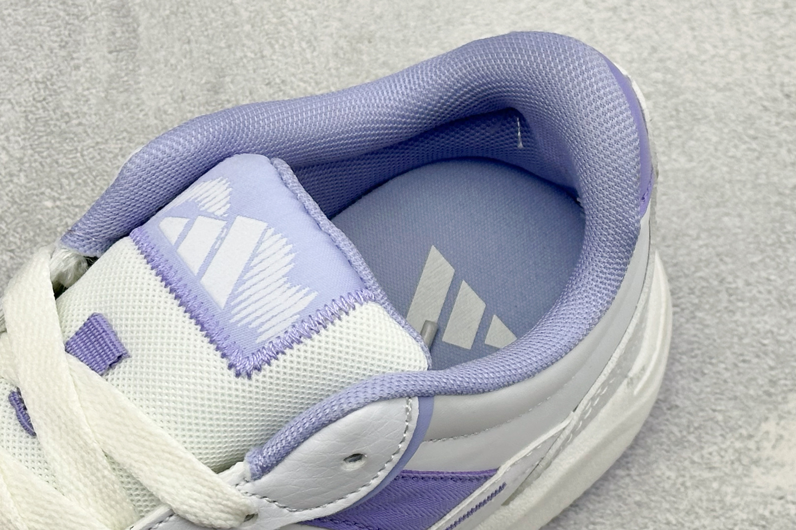 Adidas LITE SHUFFLE 复合材质 舒适贴合系带休闲板鞋 货号：KH9026 尺码：36-45 