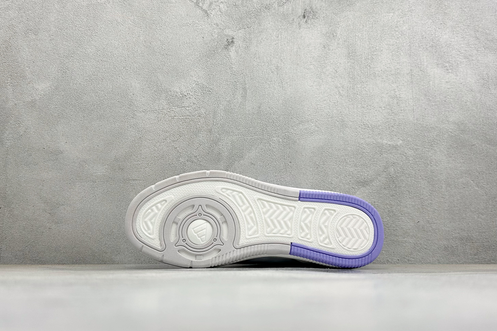Adidas LITE SHUFFLE 复合材质 舒适贴合系带休闲板鞋 货号：KH9026 尺码：36-45 